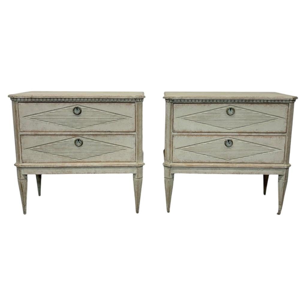 Pair of Gustavian-style chests of drawers in Antique White with a Touch of Gray For Sale