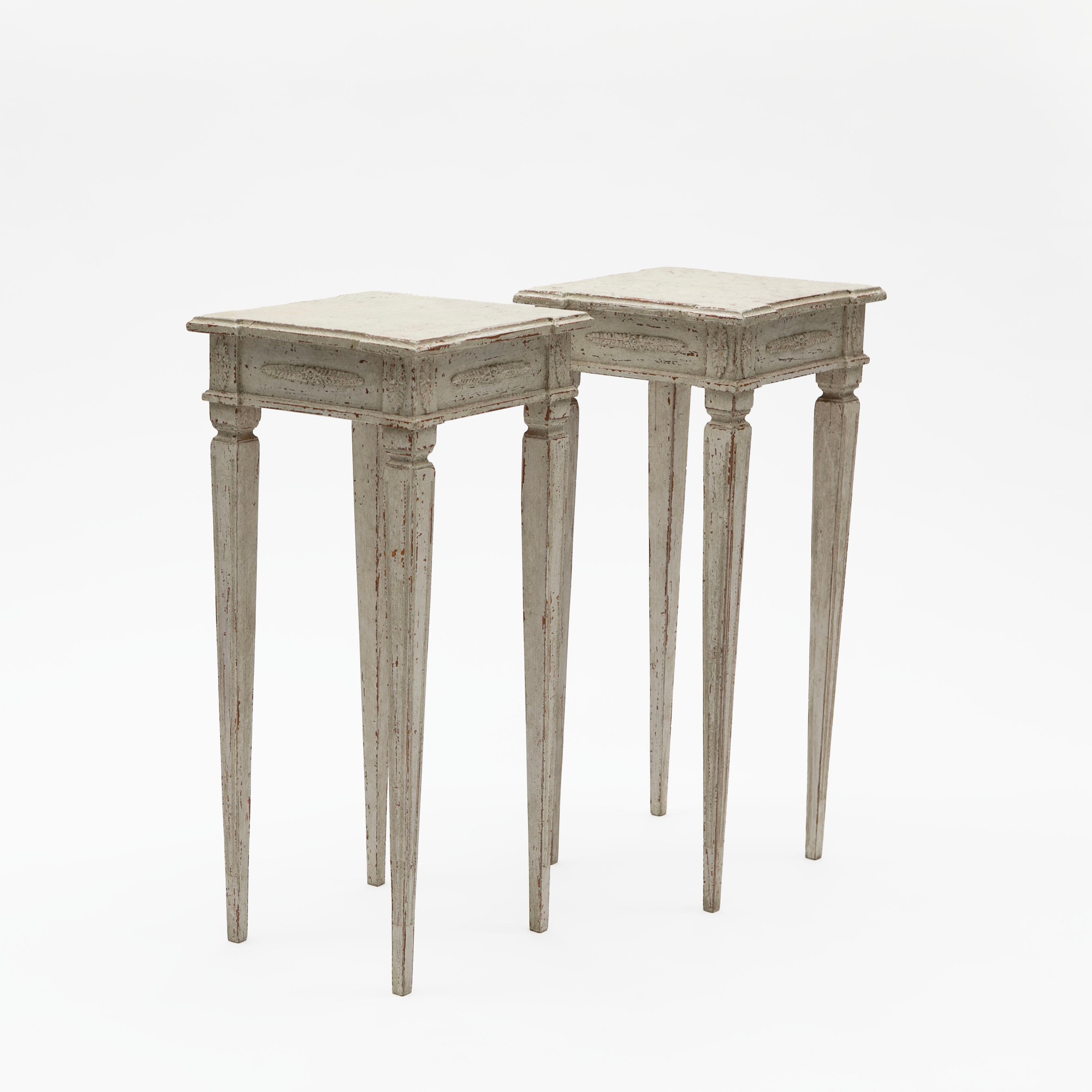 Pair of Light Grey Painted Swedish Gustavian Style Side Lamp Tables In Good Condition For Sale In Kastrup, DK