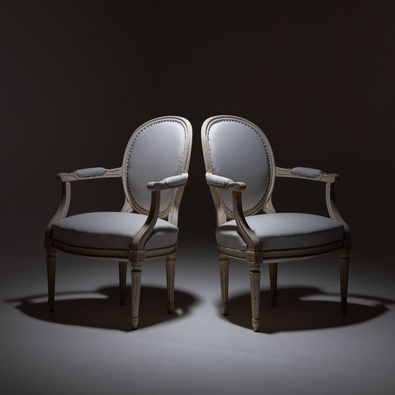 Paar Medaillon-Stühle im Gustavianischen Stil, spätes 19. Jahrhundert (Französisch) im Angebot