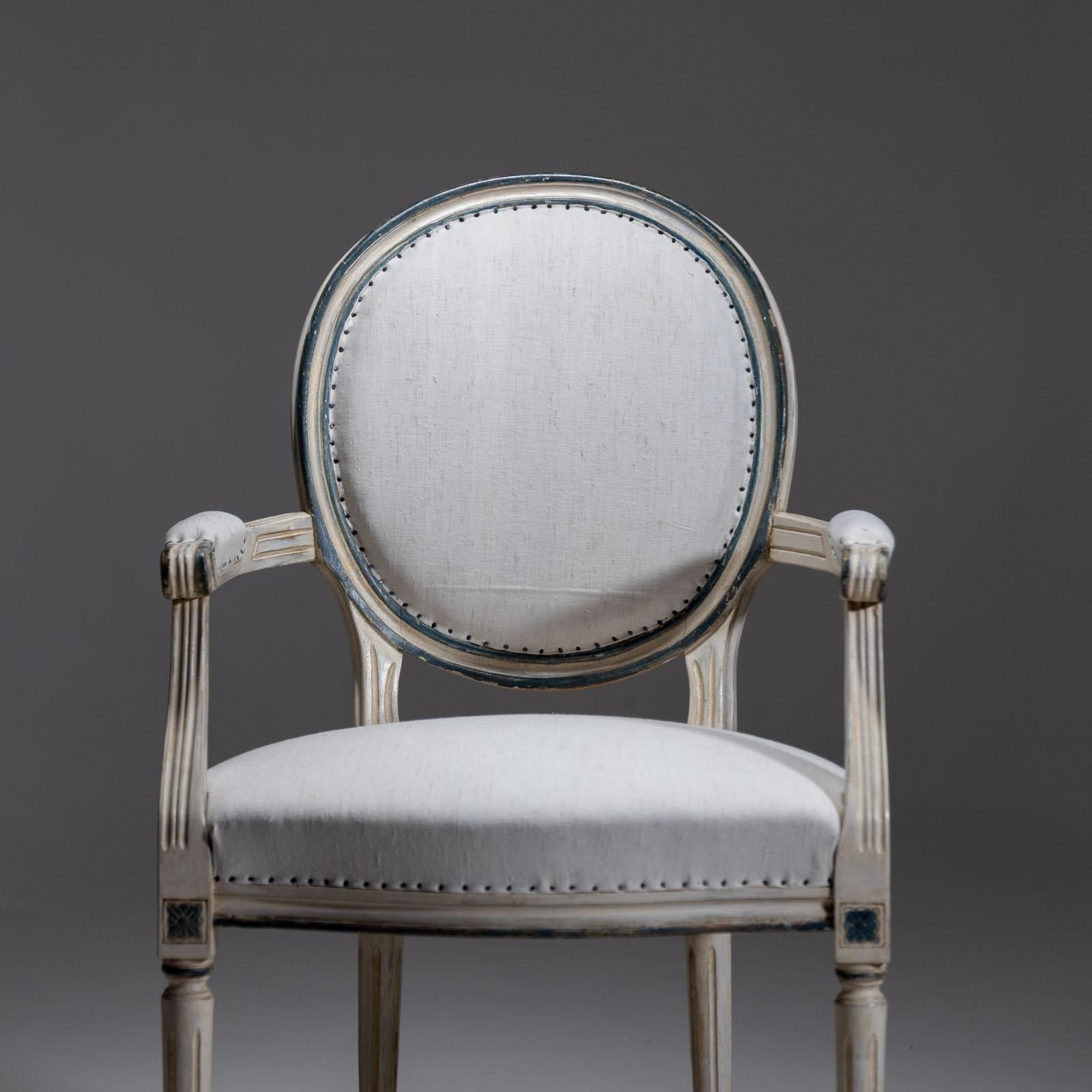 German Pair of Gustavian-style medallion chairs, late 19th century For Sale