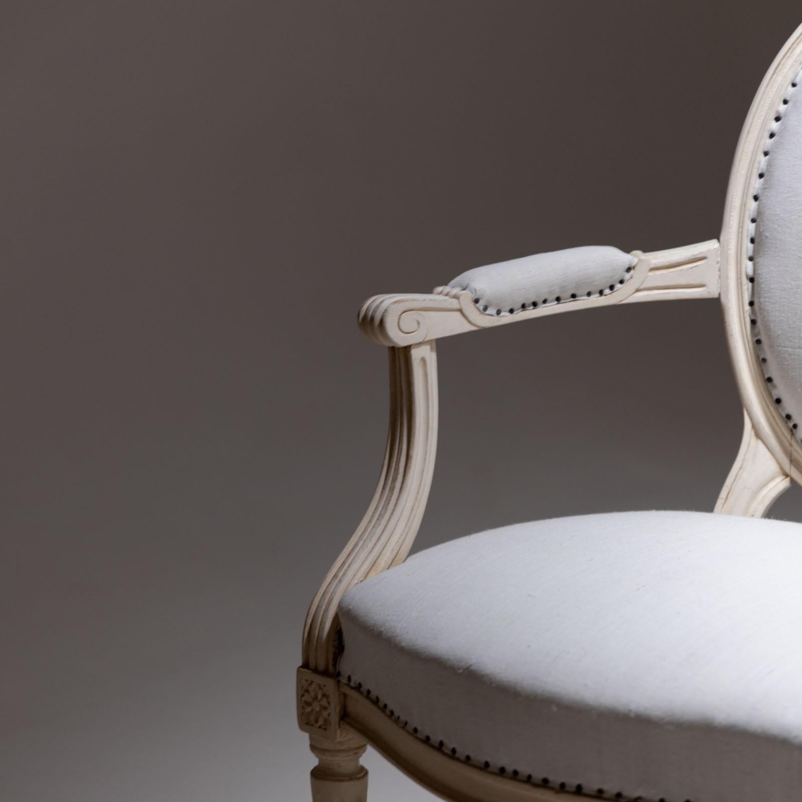 Paar Medaillon-Stühle im Gustavianischen Stil, spätes 19. Jahrhundert (Handbemalt) im Angebot