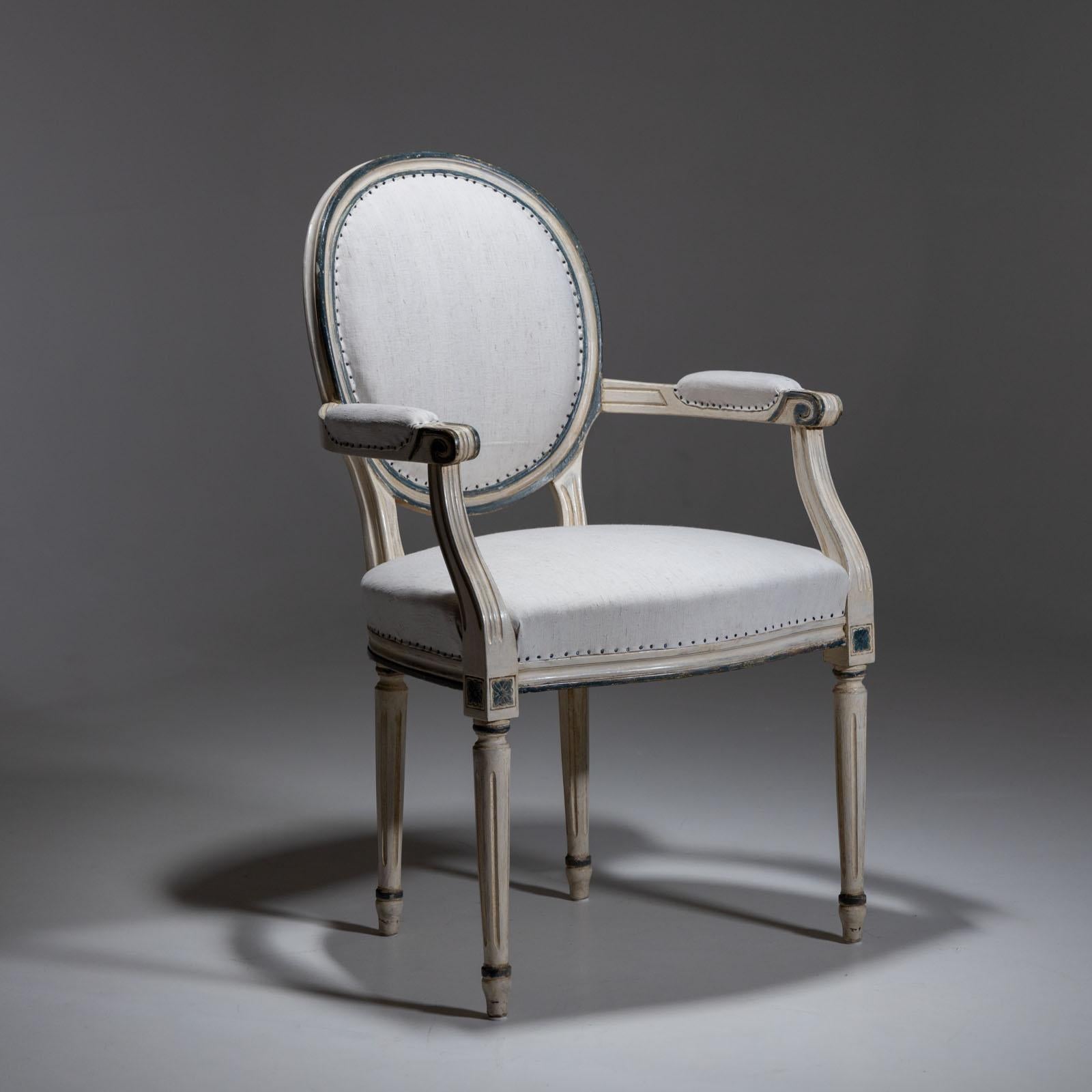 Paar Medaillon-Stühle im Gustavianischen Stil, spätes 19. Jahrhundert (Handbemalt) im Angebot