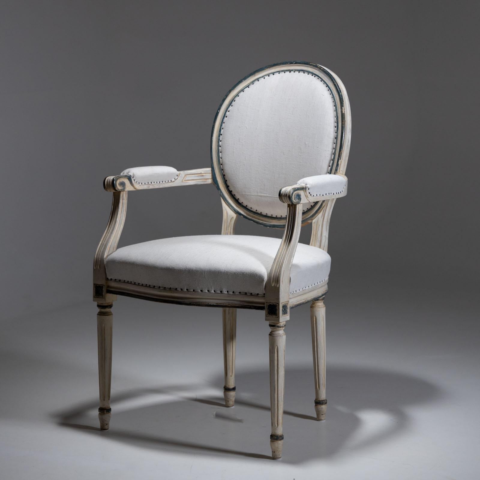 Peint à la main Paire de chaises à médaillon de style gustavien, fin du 19e siècle en vente