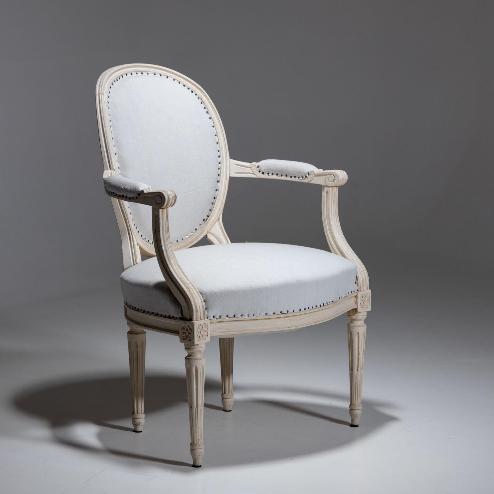 Wood Pair of Gustavian-style medallion chairs, late 19th century For Sale