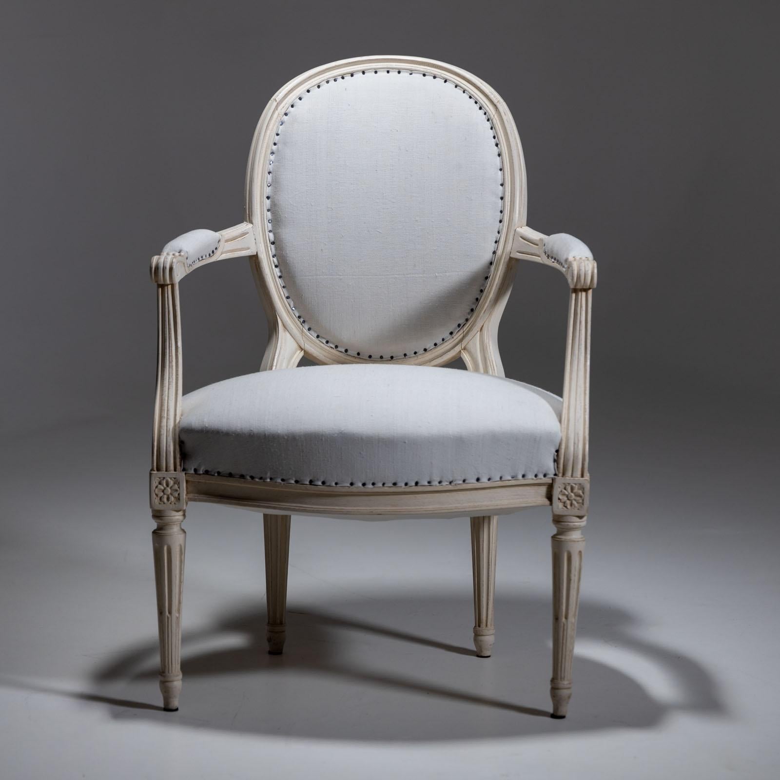 Pair of Gustavian-style medallion chairs, late 19th century For Sale 1