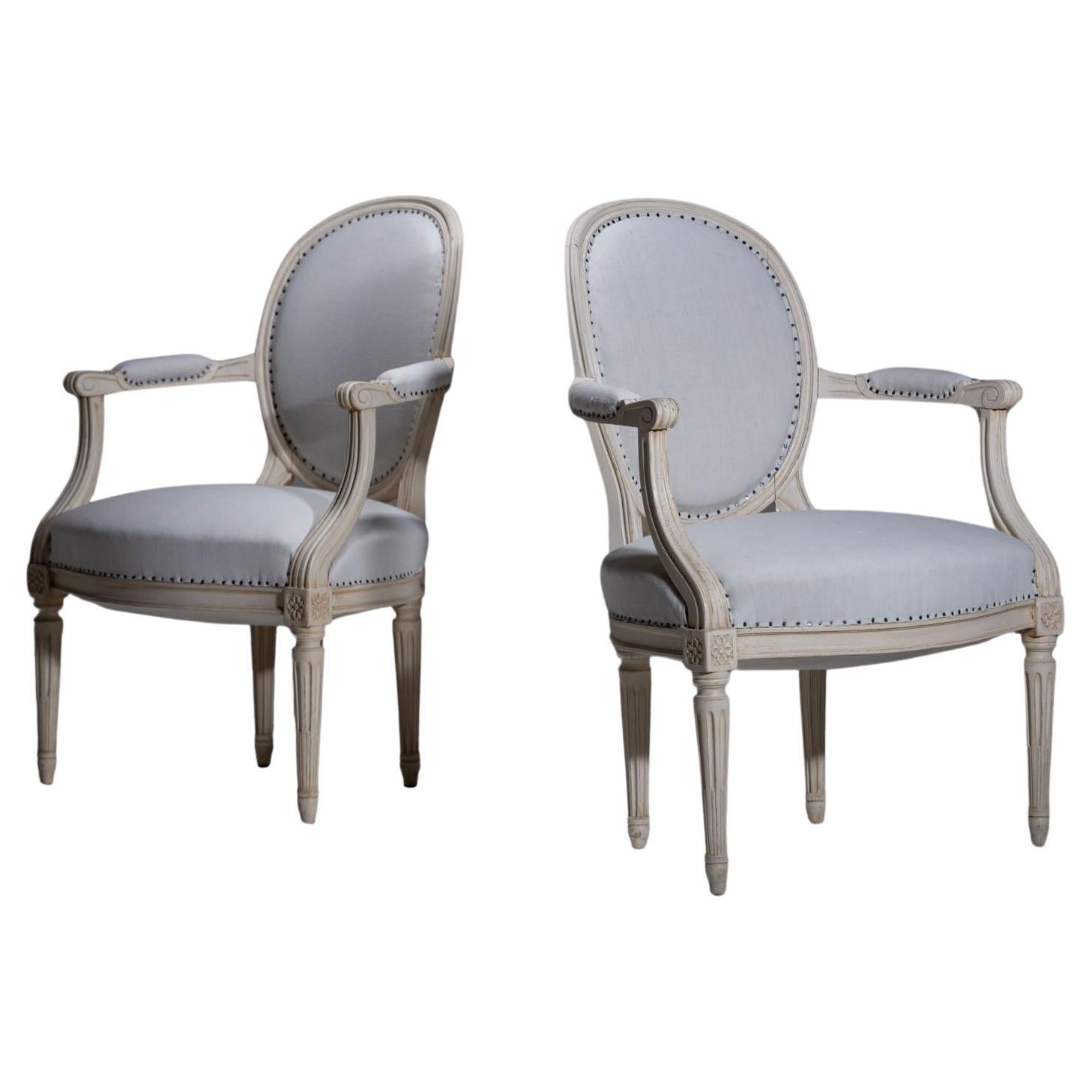 Pair of Gustavian-style medallion chairs, late 19th century For Sale