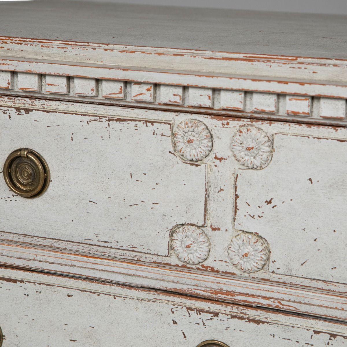 Coppia di commodes dipinte in stile gustaviano in vendita 2