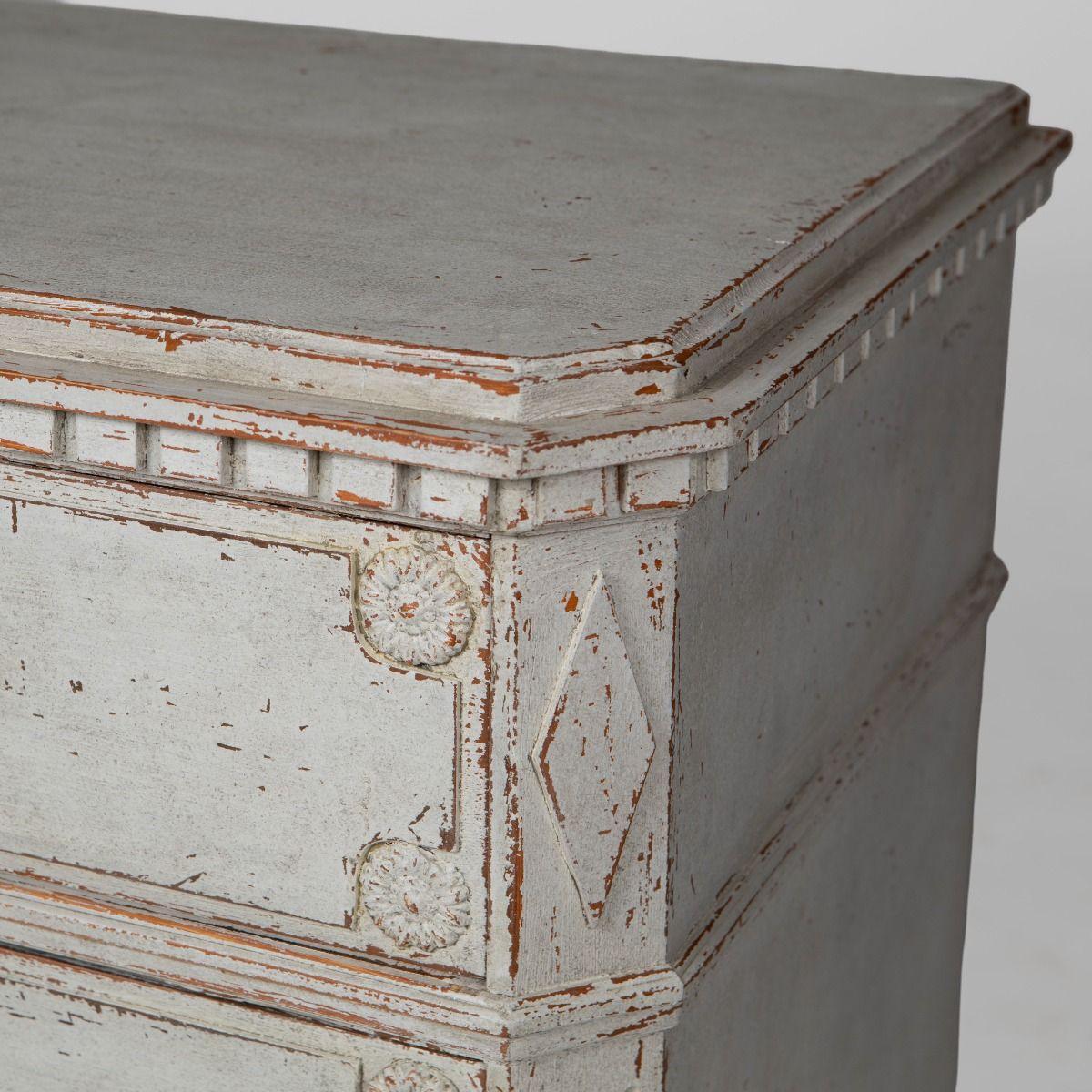 Coppia di commodes dipinte in stile gustaviano in vendita 4