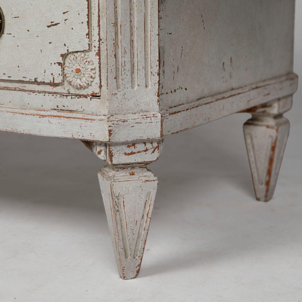 Coppia di commodes dipinte in stile gustaviano in vendita 5