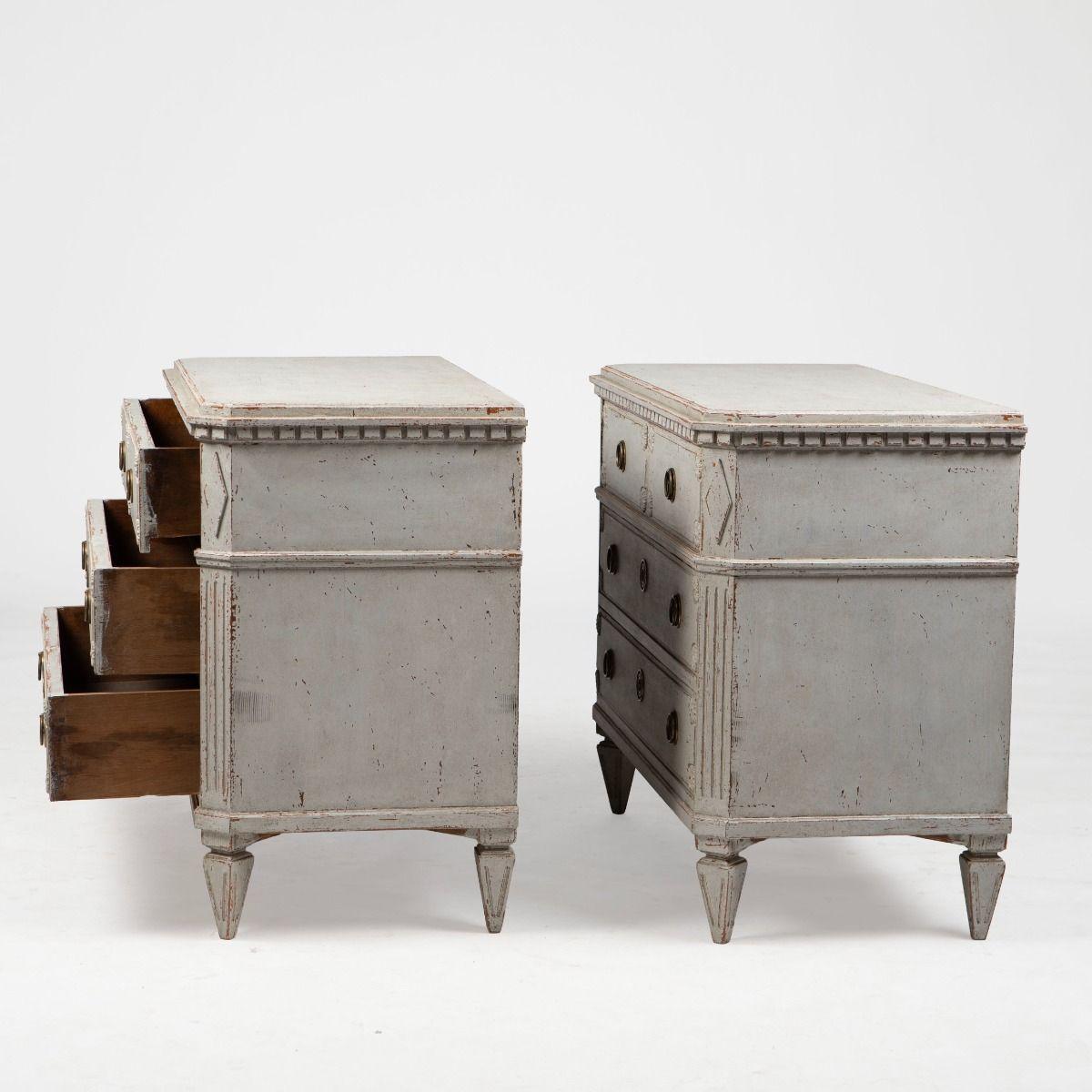 Gustaviano Coppia di commodes dipinte in stile gustaviano in vendita