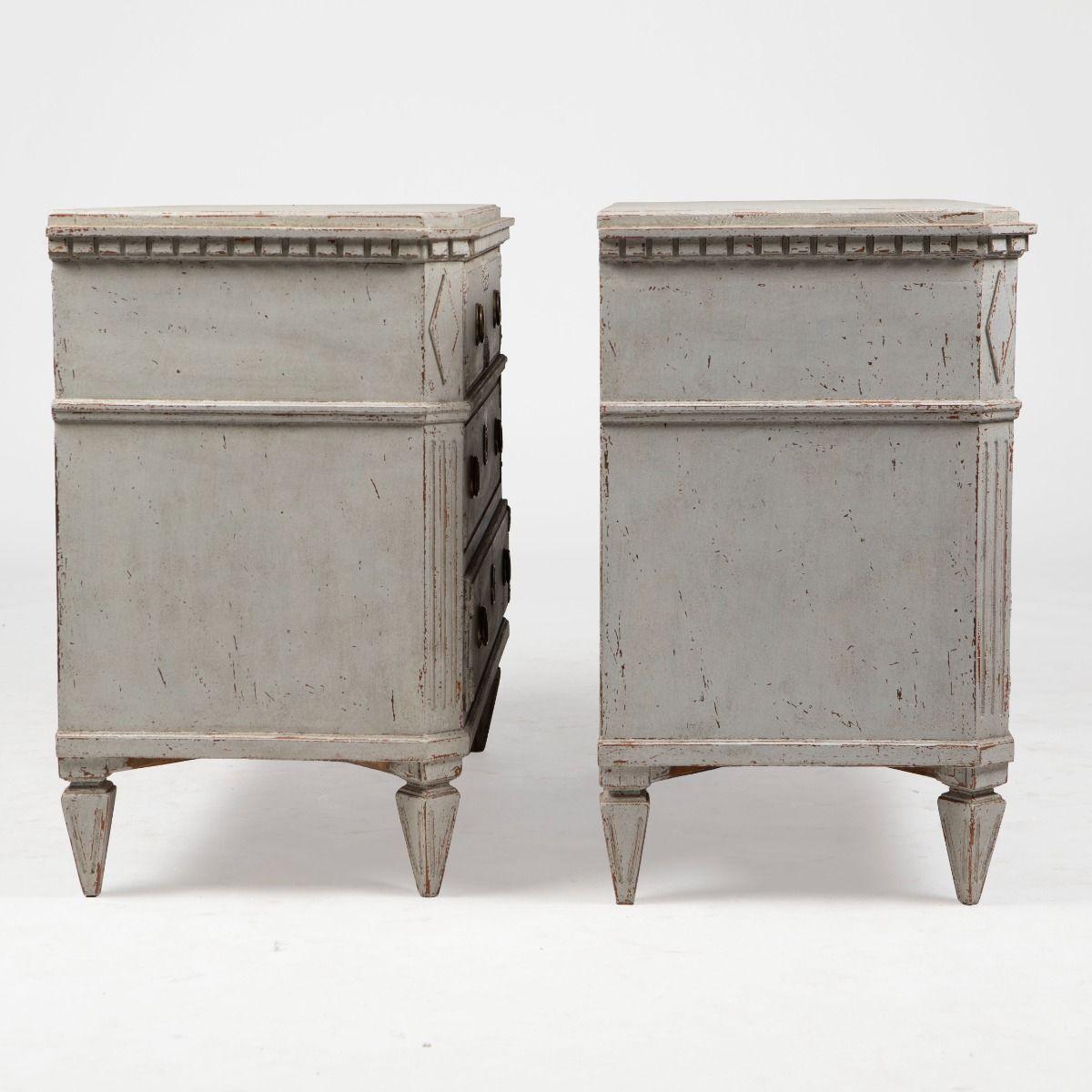 Svedese Coppia di commodes dipinte in stile gustaviano in vendita