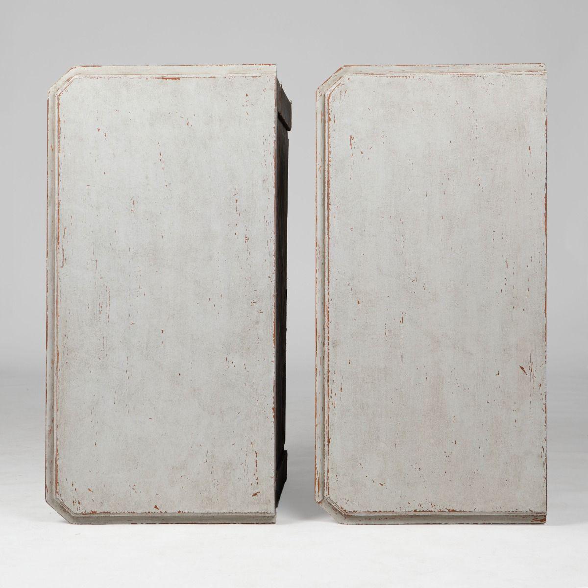 XIX secolo Coppia di commodes dipinte in stile gustaviano in vendita