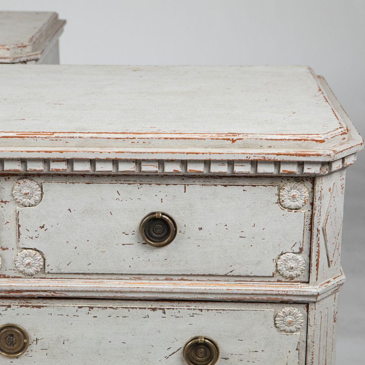 Ottone Coppia di commodes dipinte in stile gustaviano in vendita