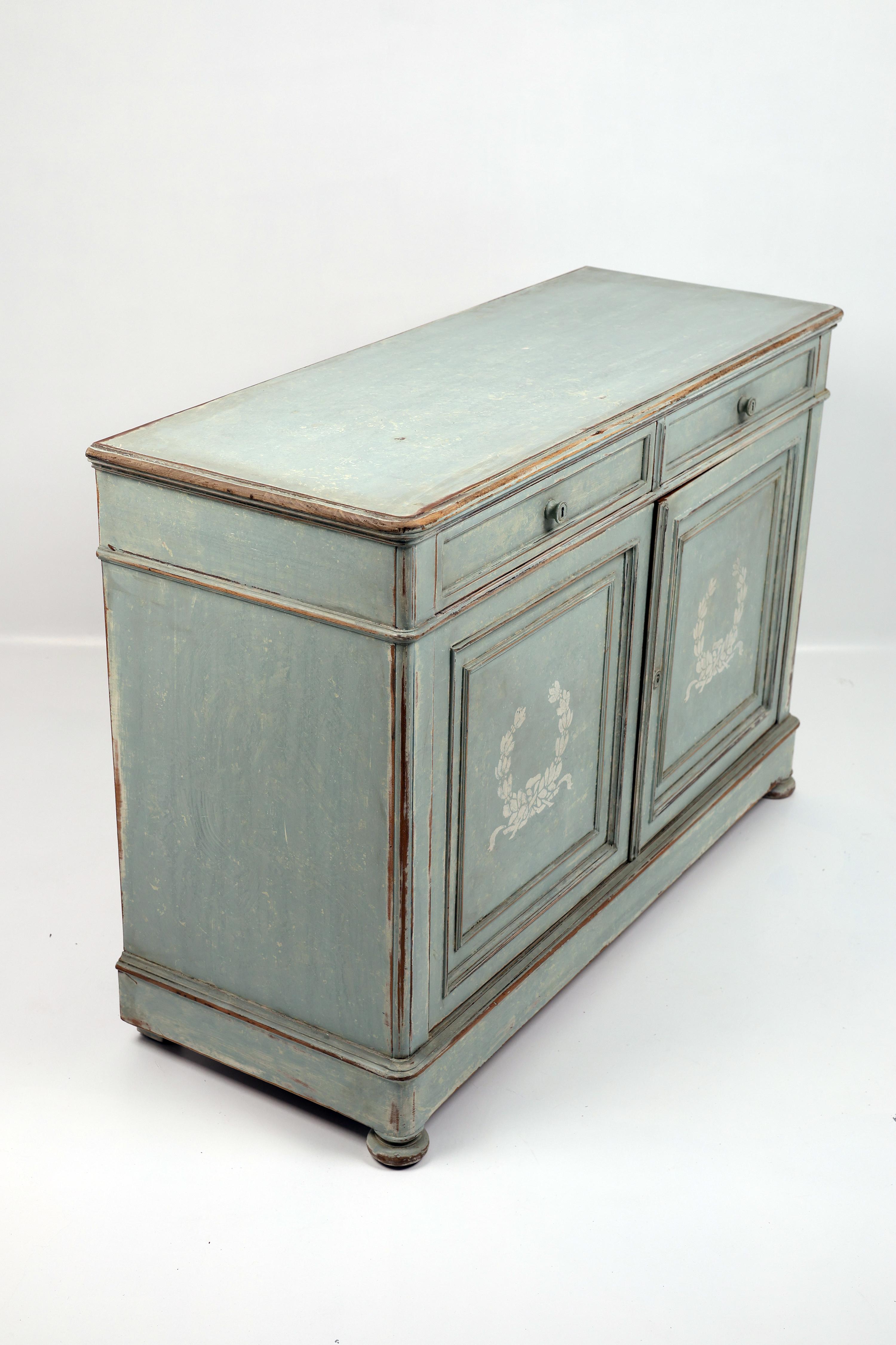 Metà XIX secolo Coppia di credenze in stile gustaviano, Svezia, inizio XIX secolo in vendita