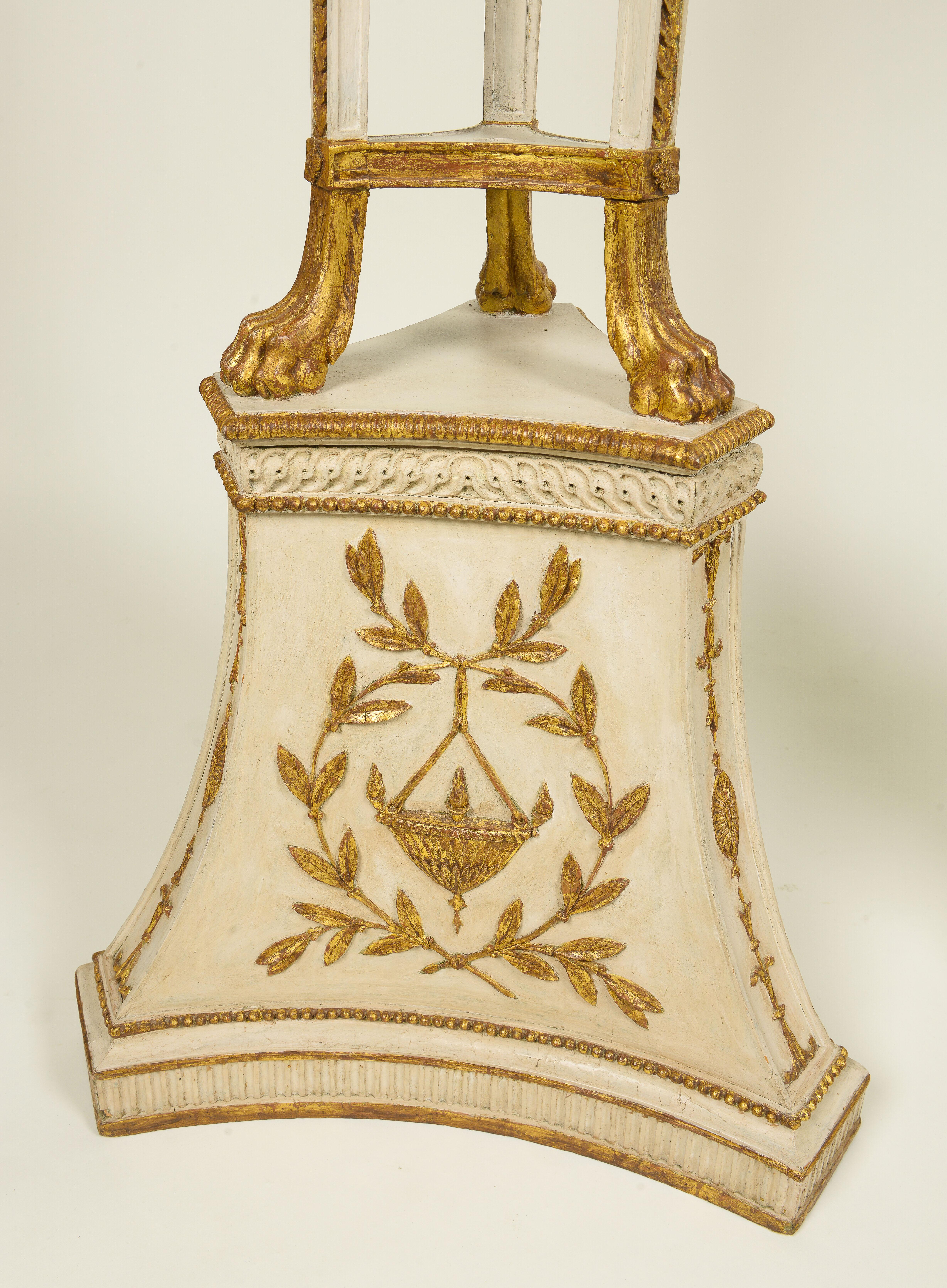 Début du XIXe siècle Paire de torchères gustaviennes blanches et dorées à la parcelle en vente