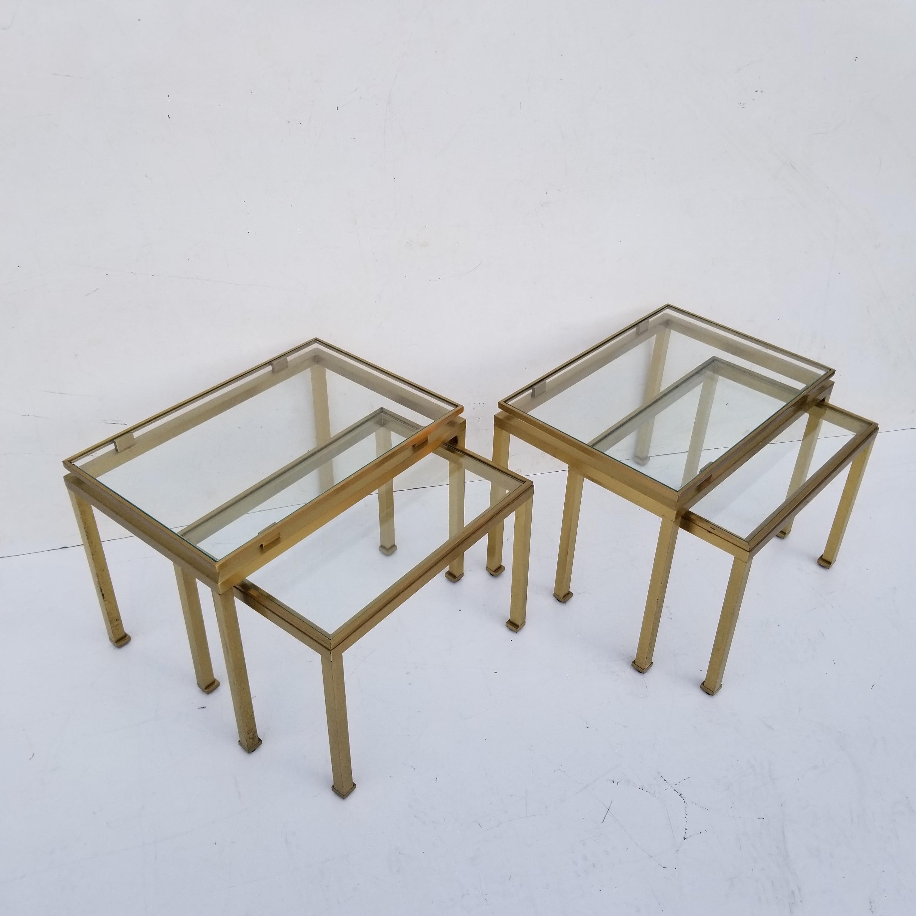 Ein Paar Guy Lefevre für Maison Jansen Beistelltisch, Schachteltisch, schwebende Glasplatte.
Niedriger Tisch 17 /13/13
Top-Tabelle 20/14/15.