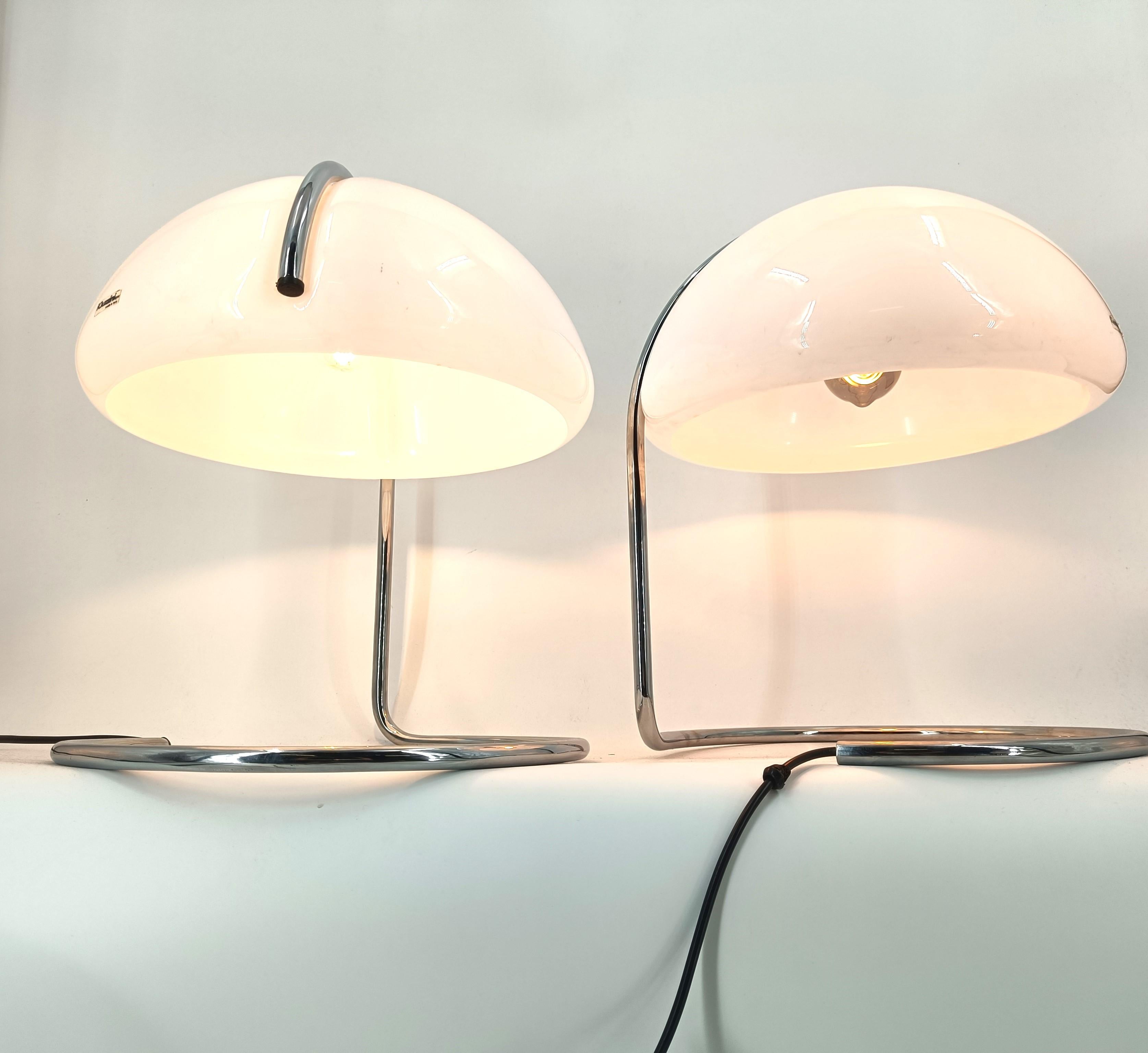 Pair of Guzzini Shell table lamps by Luigi Massoni & Lucian Bottura, 1960s 3