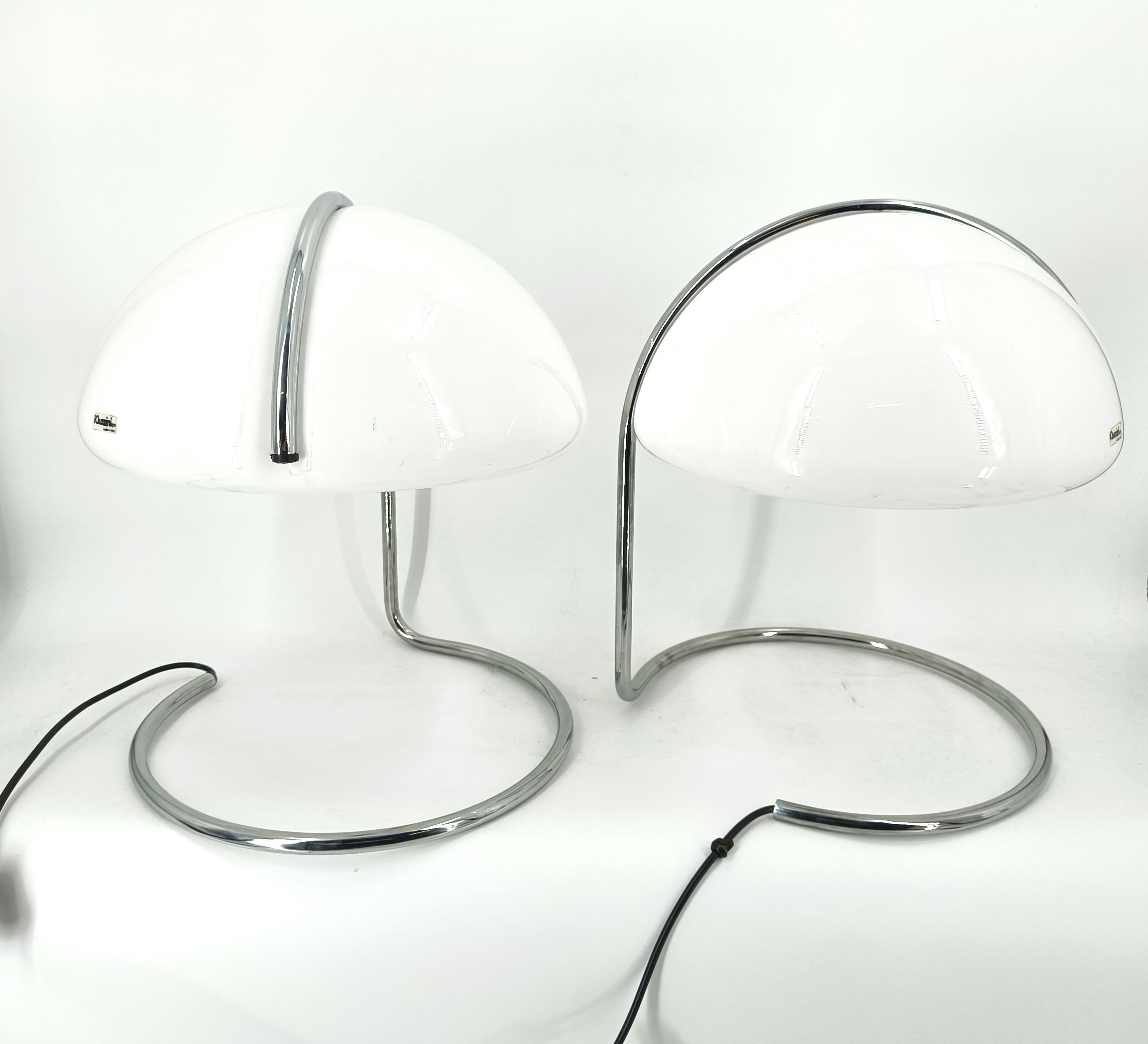 Pair of mid century italian design 'shell' table lamps designed by  Luigi Massoni & Lucian Bottura for Iguzzini.

Made out of plastic shades and chrome bases.
​
1960s - Italy

Works with regular E27 light bulbs.
​
Height: 40cm
Diameter: 35cm

Ref.: