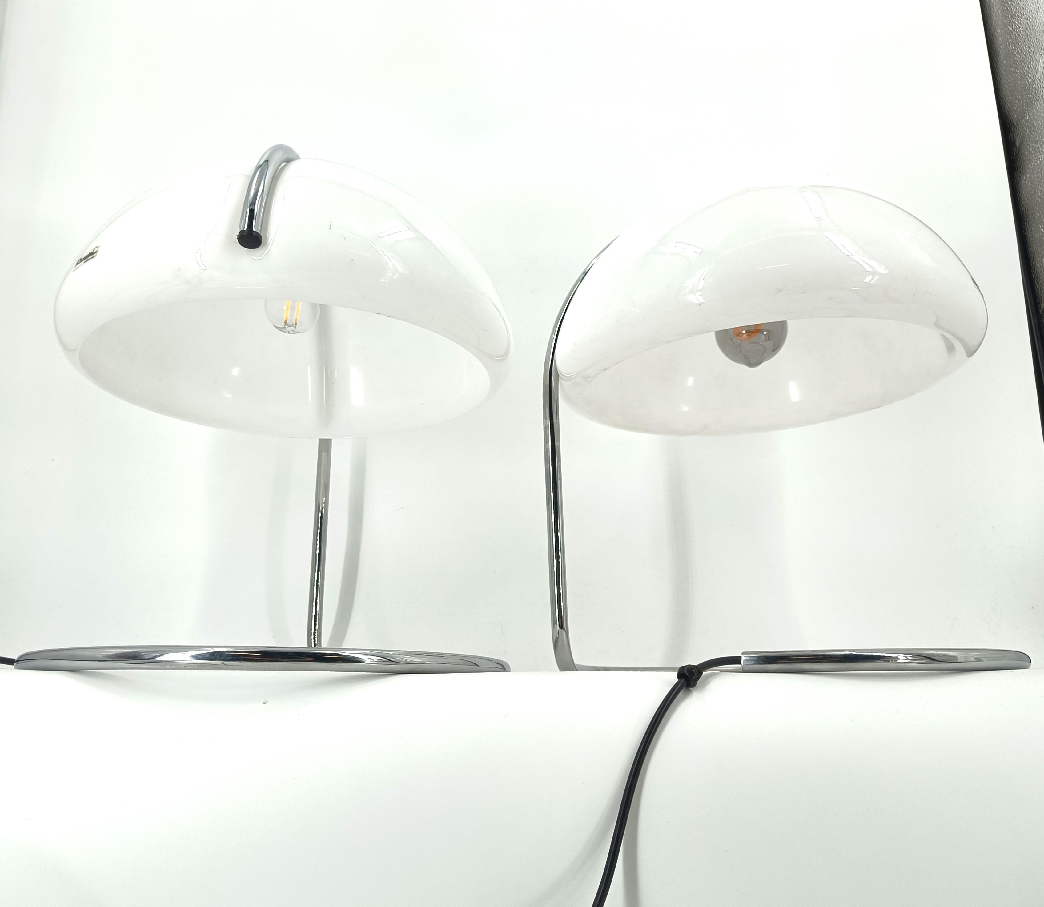 Italian Pair of Guzzini Shell table lamps by Luigi Massoni & Lucian Bottura, 1960s
