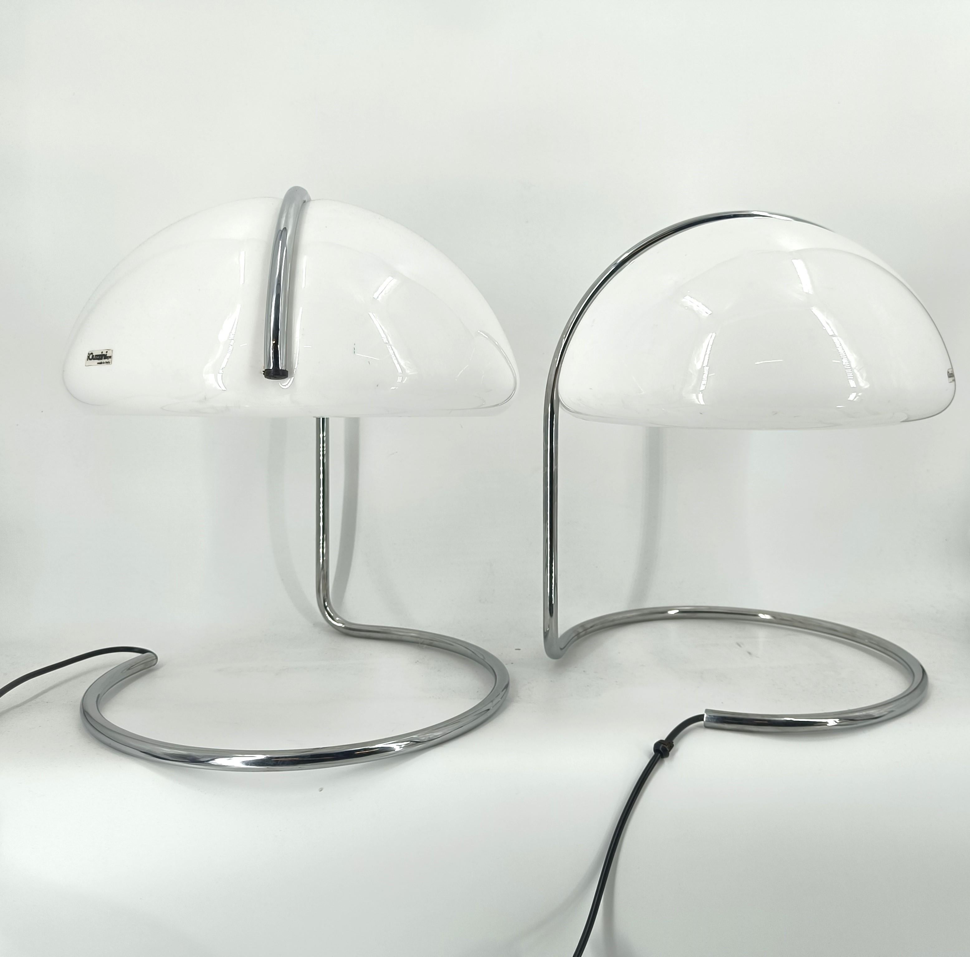Pair of Guzzini Shell table lamps by Luigi Massoni & Lucian Bottura, 1960s In Good Condition In Leuven, Vlaams Gewest