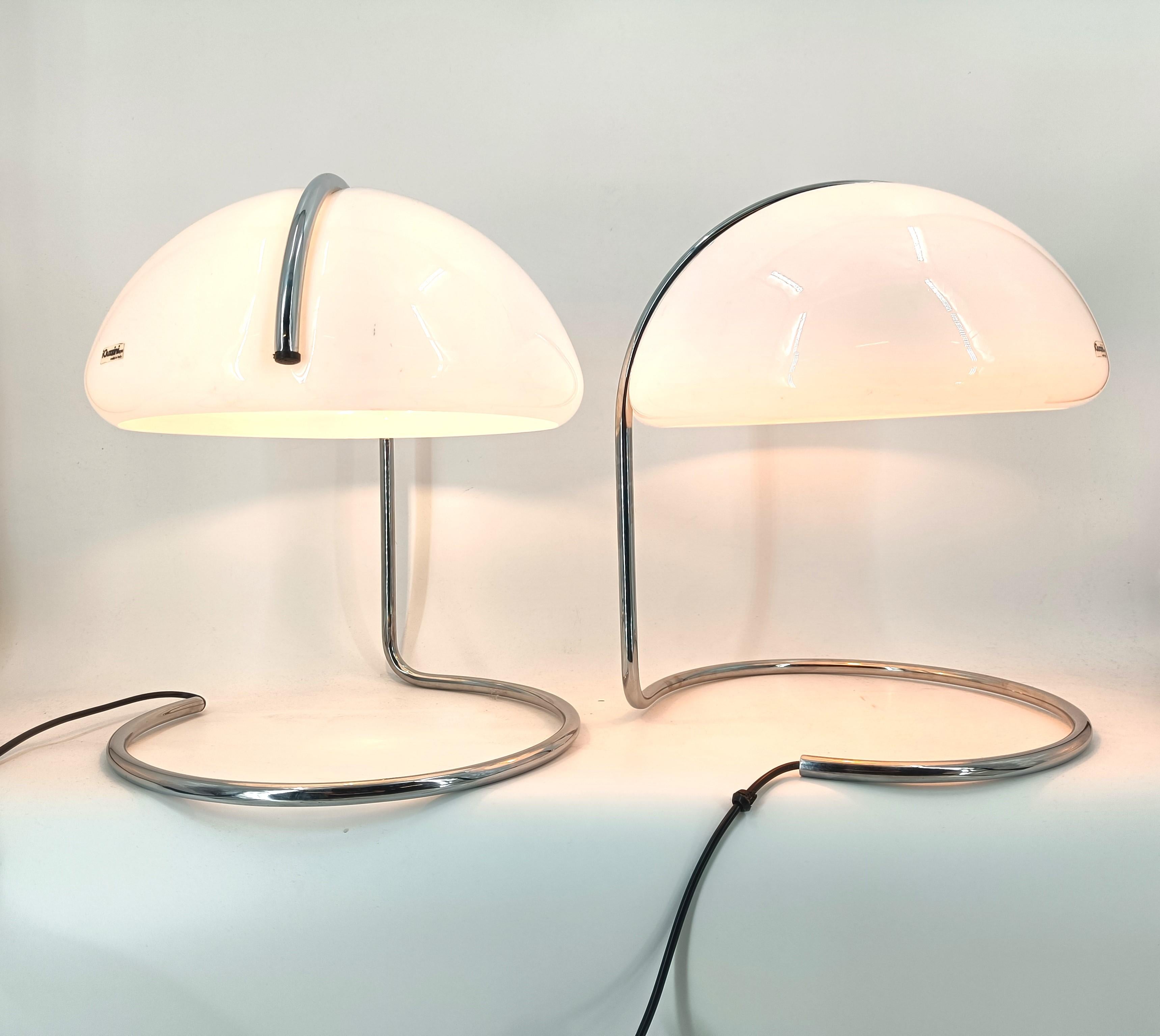 Pair of Guzzini Shell table lamps by Luigi Massoni & Lucian Bottura, 1960s 2