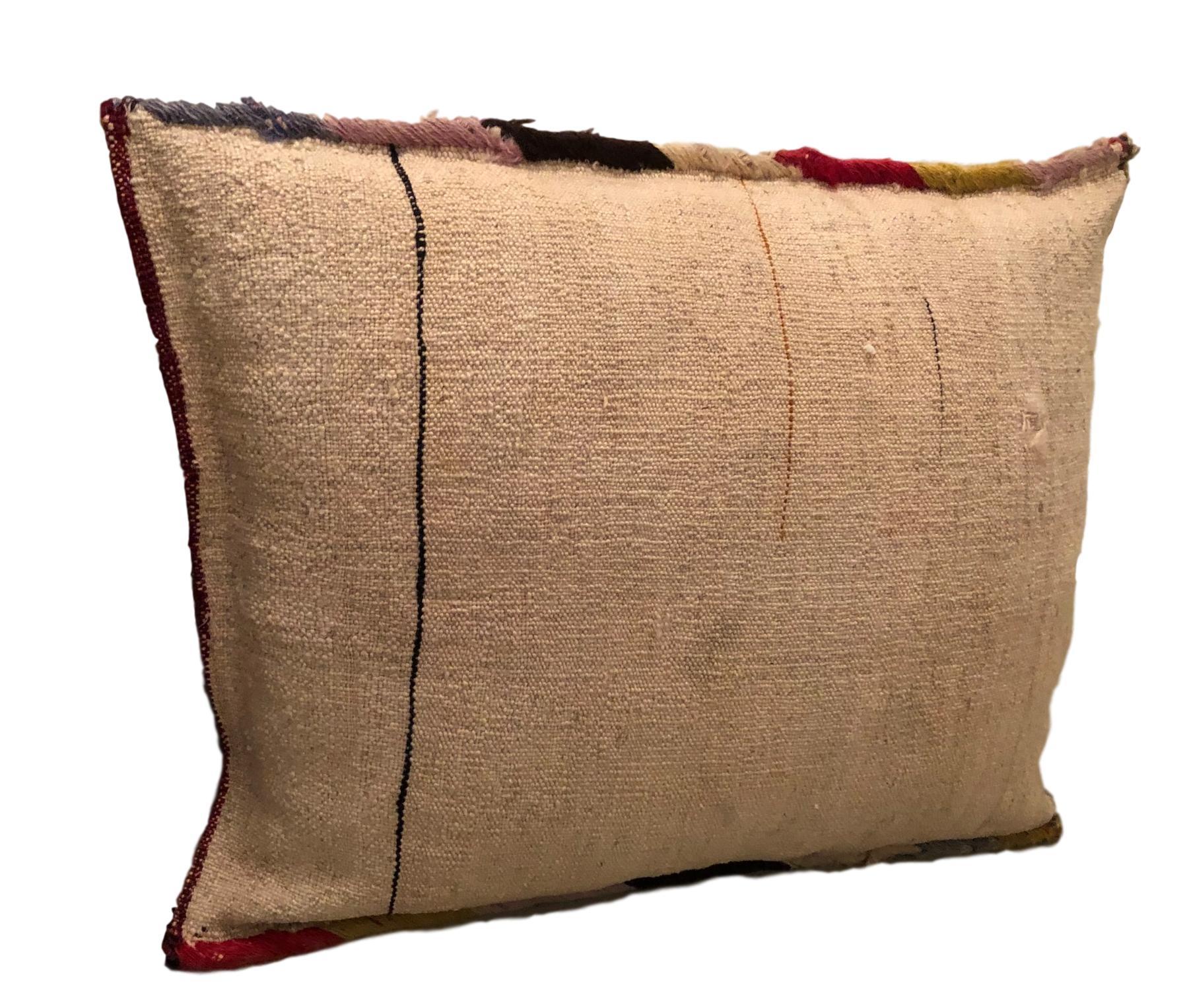 Paire de coussins de broderie de sacs à sel ou de tapis orientaux turcs gitans en vente 2