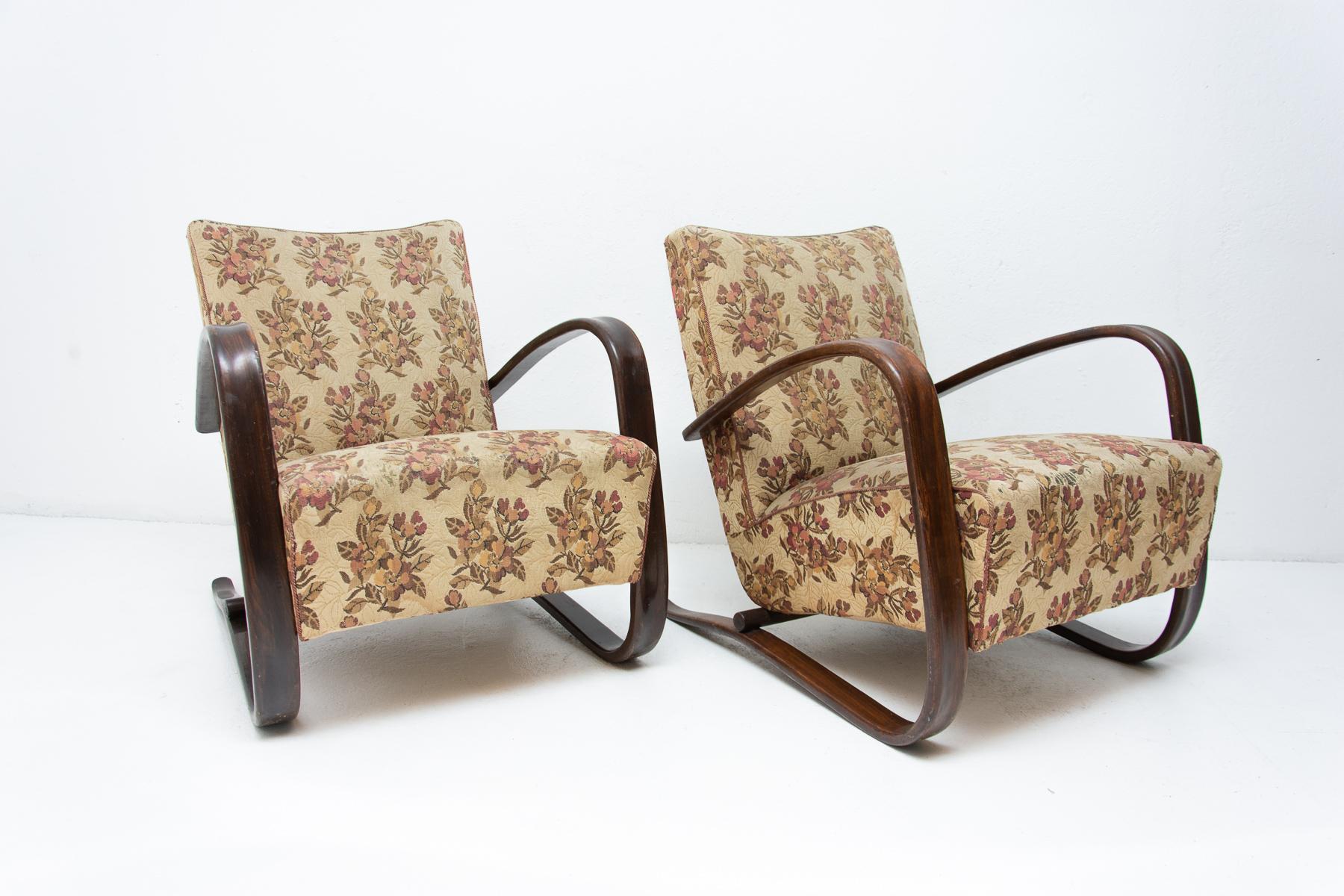 A pair of famous Art Deco ebonized bentwood armchairs by Jindrich Halabala, model H-269 from the 1930s. These armchairs were made in the 1940s. They feature an original upholstery, the wooden armrests are in very good Vintage condition without