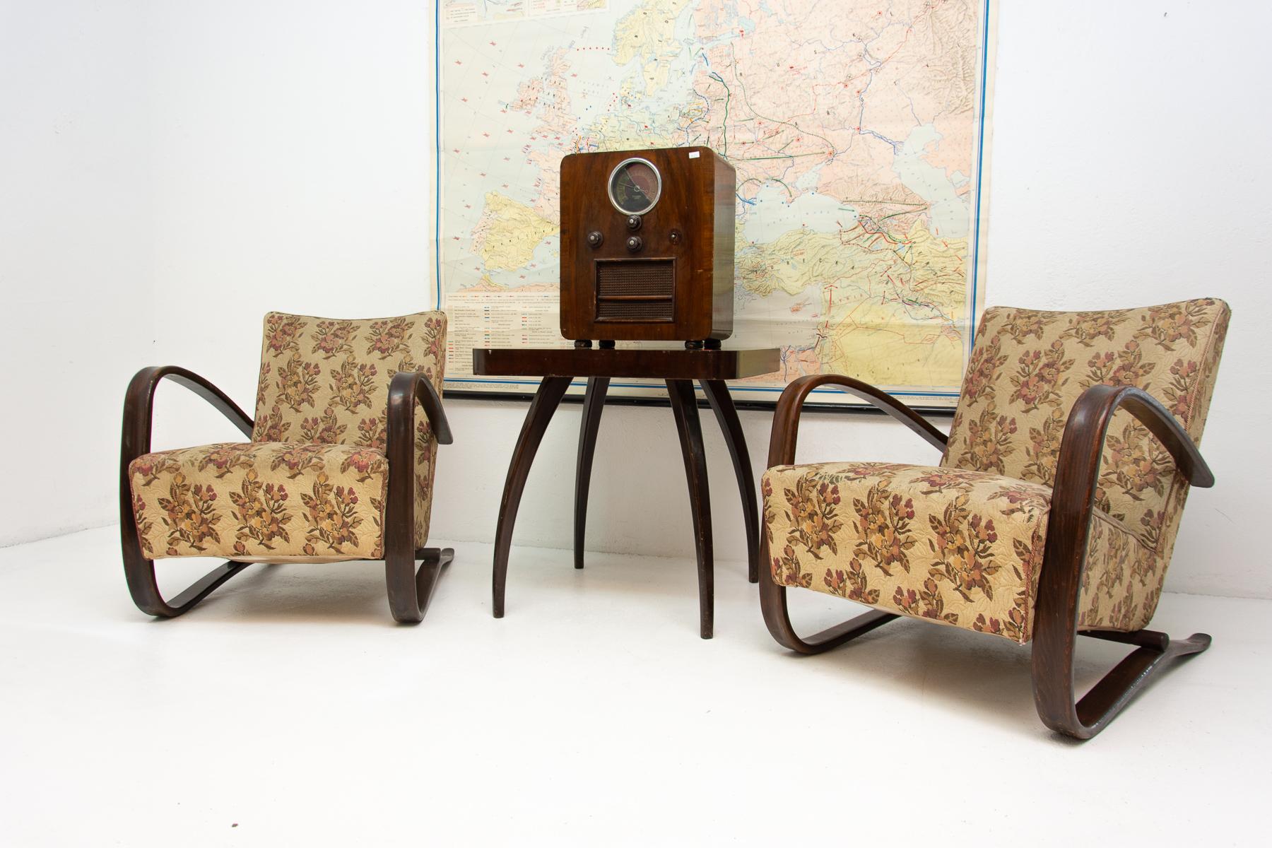 Pair of H-269 Armchairs Designed by Jindrich Halabala, 1930s In Good Condition In Prague 8, CZ