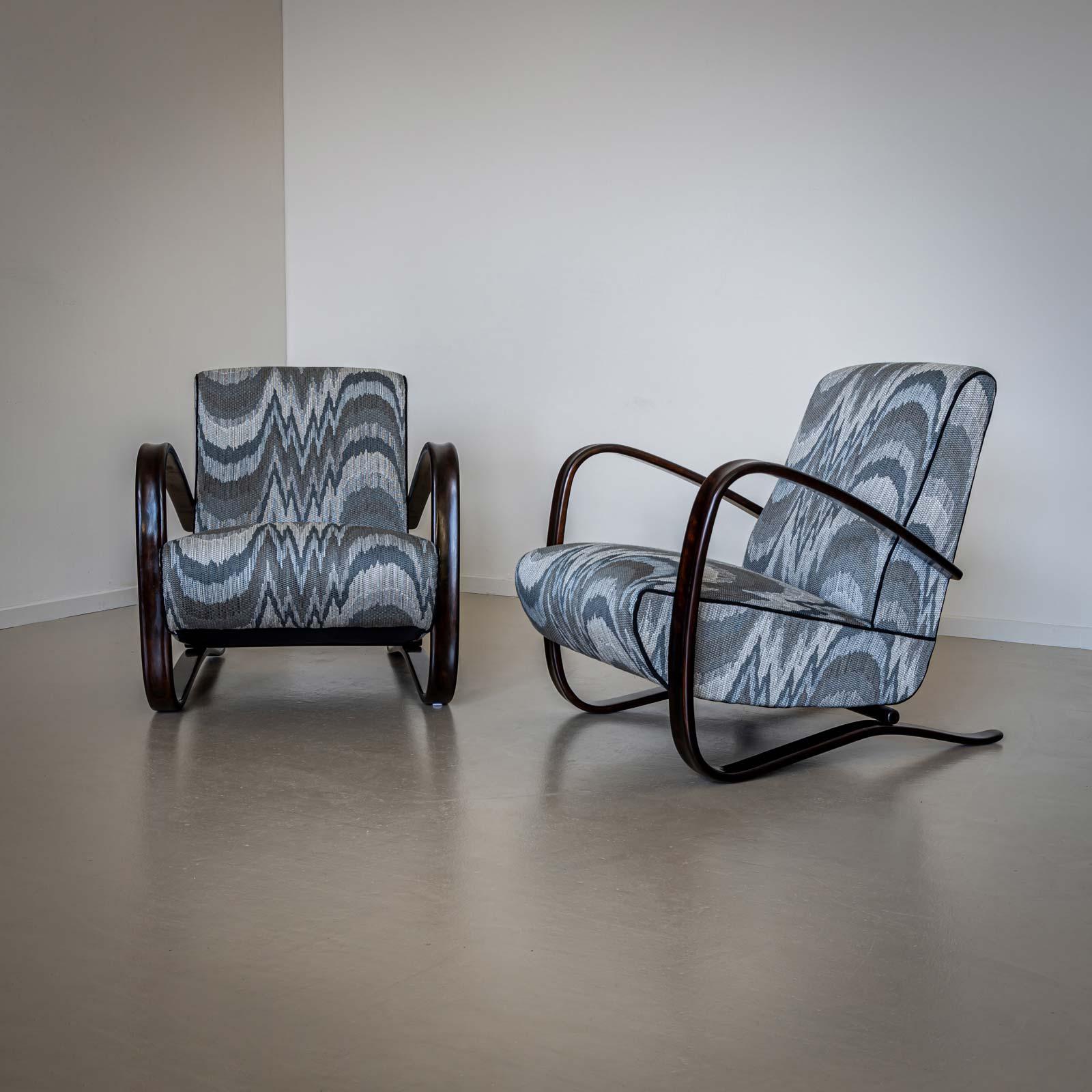 Pair of H-269 Lounge Chairs by Jindřich Halabala, Czech Republic 1930s im Zustand „Gut“ im Angebot in New York, NY