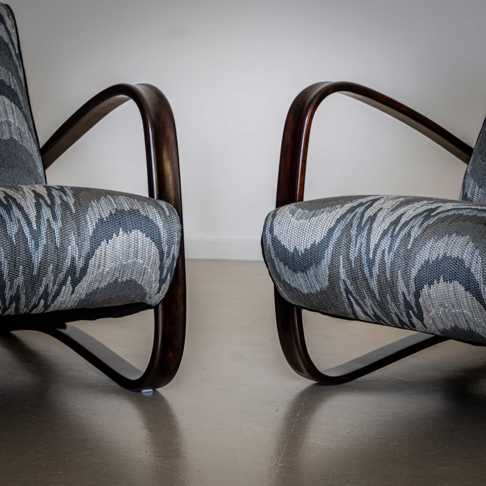 Pair of H-269 Lounge Chairs by Jindřich Halabala, Czech Republic 1930s (20. Jahrhundert) im Angebot