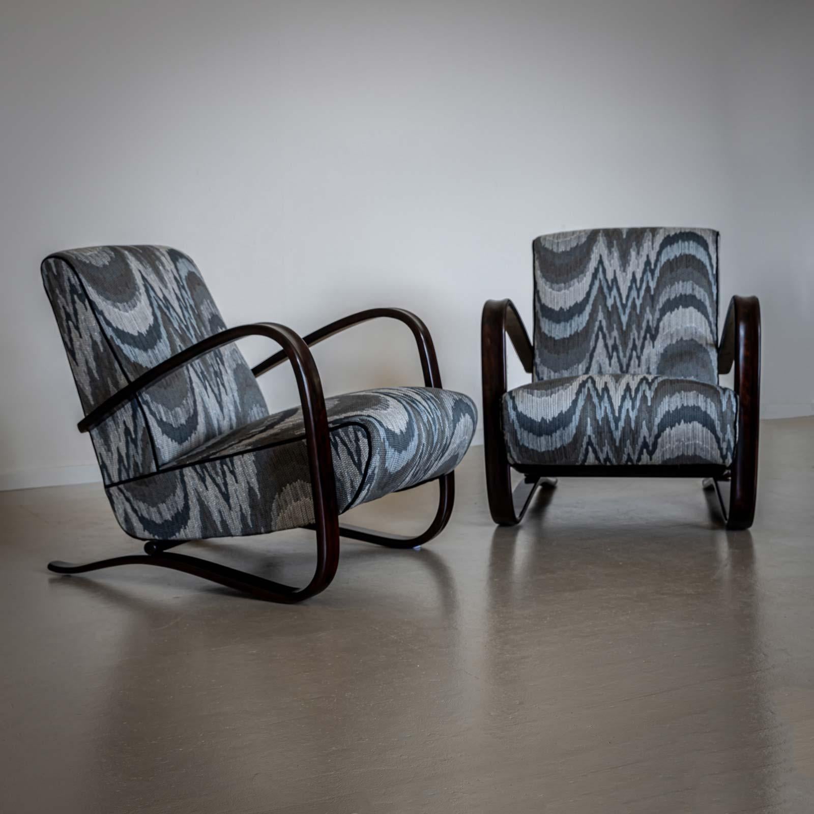 Pair of H-269 Lounge Chairs by Jindřich Halabala, Czech Republic 1930s im Angebot 1