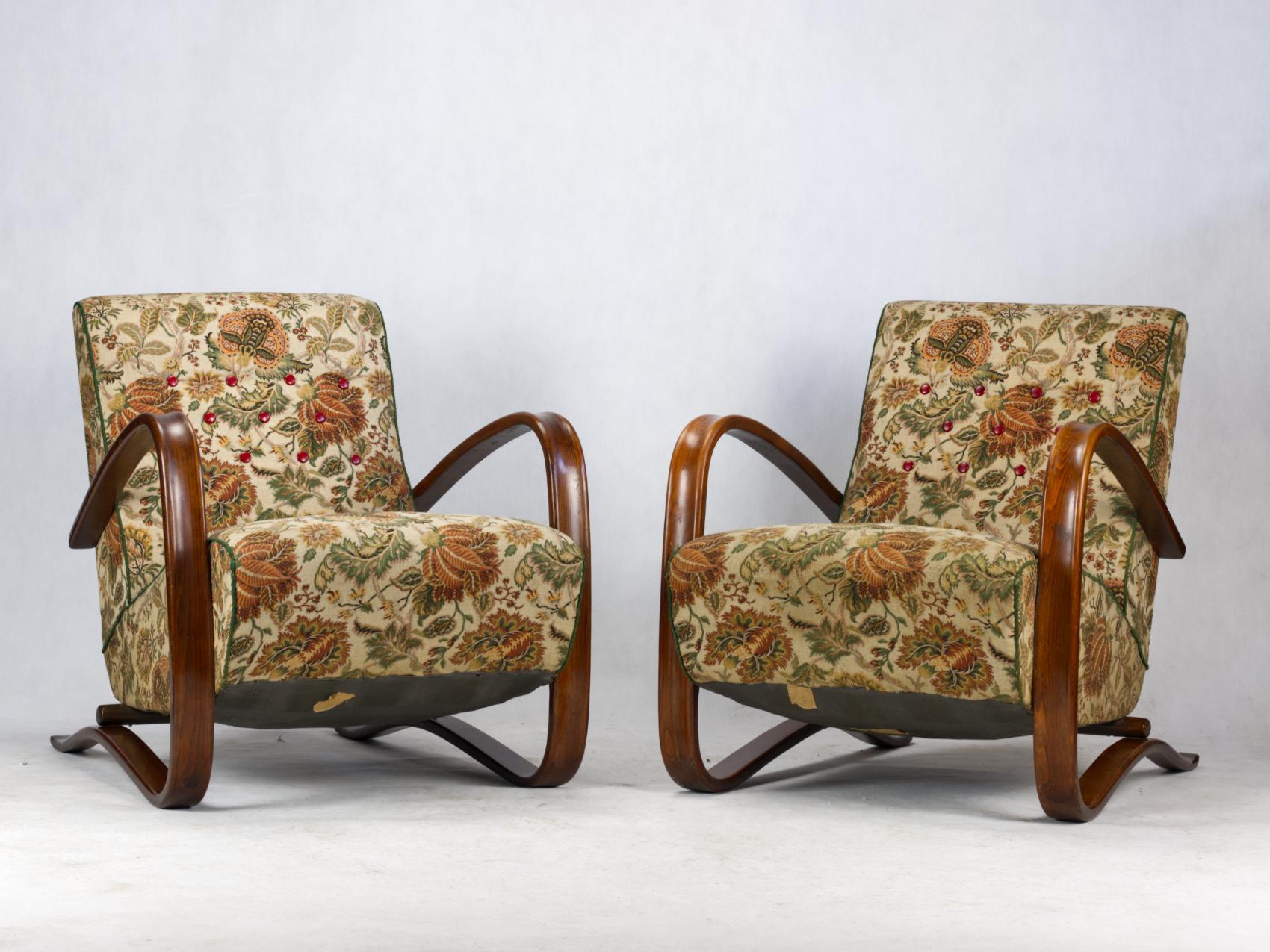 Pair of iconic H-269 lounge chairs by Jindrich Halabala for Up Závody Brno in good, original condition,
Czechoslovakia, 1930s.
 