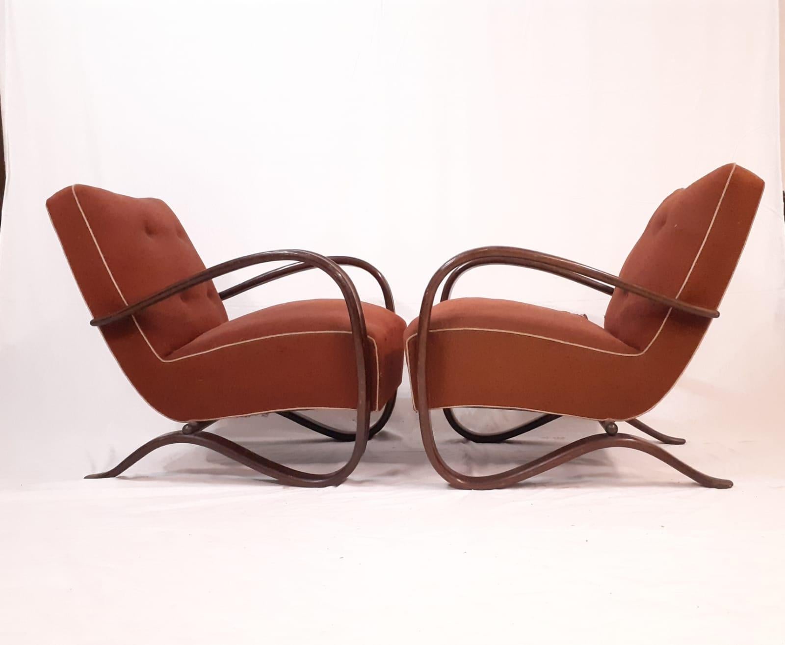 Sillas icónicas H-269 de Jjindrich Halabala en muy buen estado, originales. Sólo presentan pequeños desgastes en las partes de madera y la tapicería original. No restaurado.