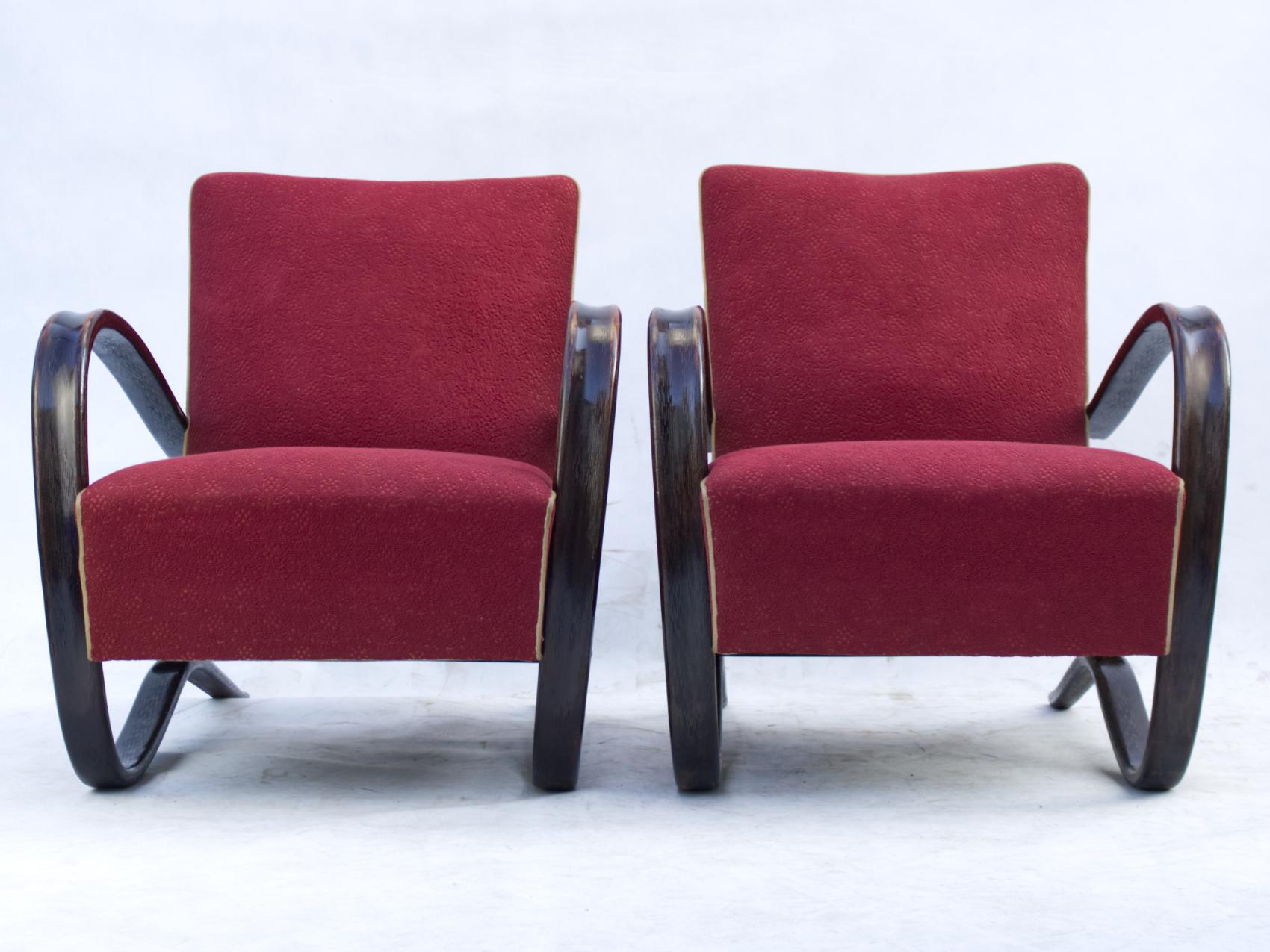 Pair of iconic H-269 lounge chairs by Jjindrich Halabala for UP Závody Brno in very good, original condition.
Czechoslovakia, 1930s.
   