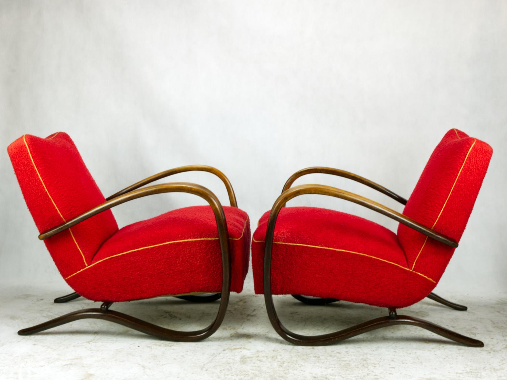 Pair of iconic H-269 lounge chairs by Jindrich Halabala for Up Závody Brno in good, original condition.
Czechoslovakia, 1930s.
  