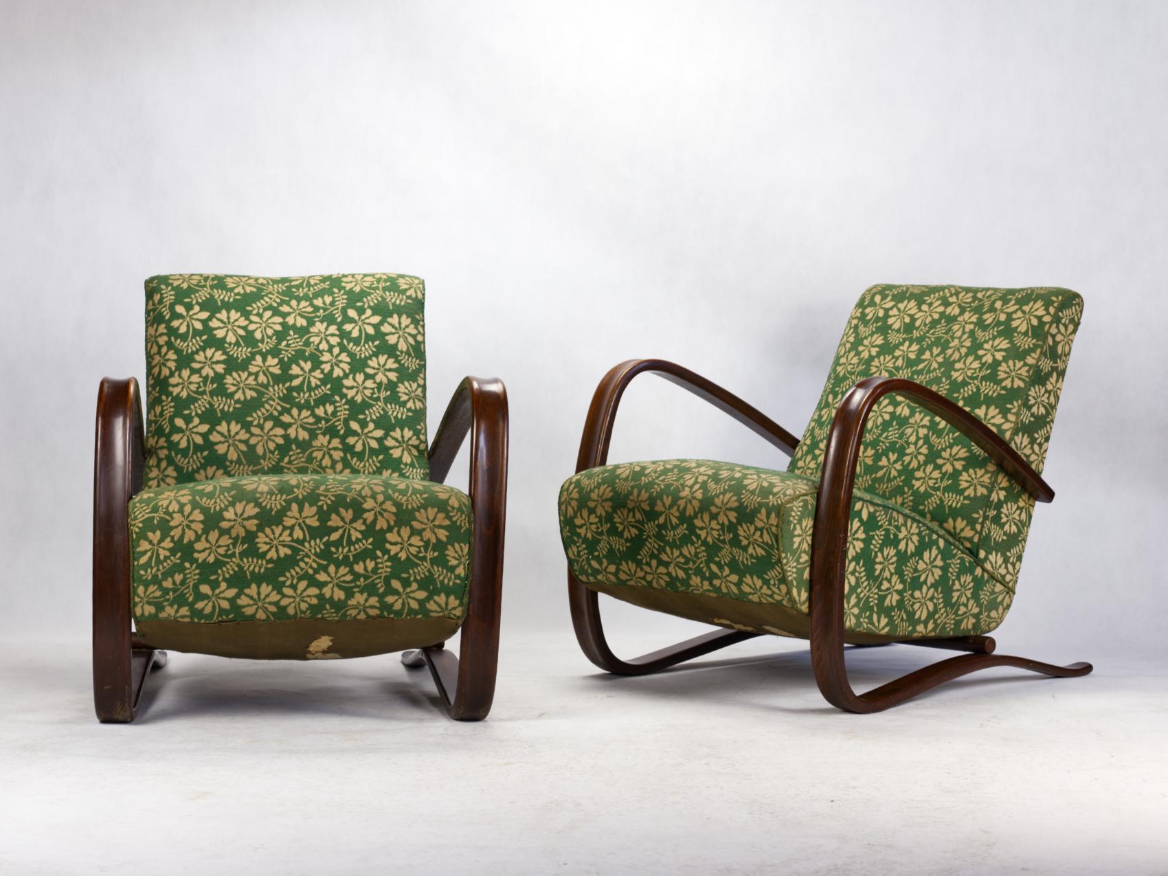 Pair of iconic H-269 lounge chairs by Jindřich Halabala for Up Závody Brno in good, original condition,
Czechoslovakia, 1930s. Small traces of woodworm.
  