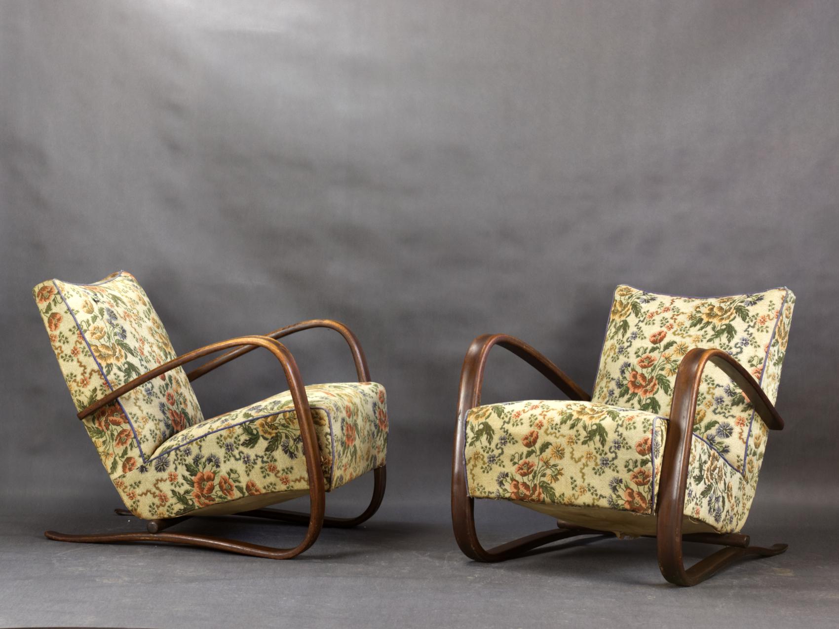 Pair of iconic H-269 lounge chairs by Jindrich Halabala for Up Závody Brno in good, original condition,
Czechoslovakia, 1930s. 
Small traces of inactive woodworm on one leg and torn fabric.


