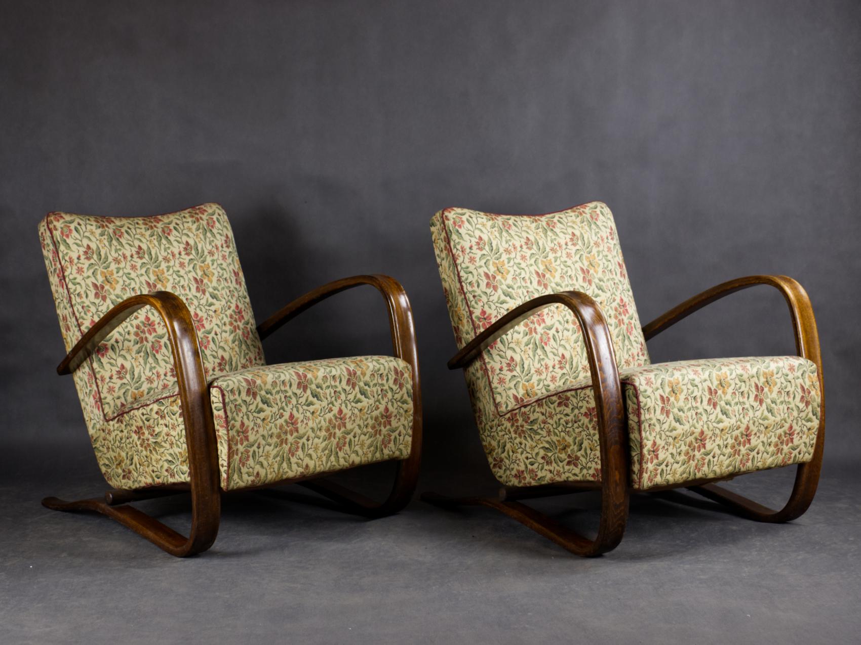 Pair of iconic H-269 lounge chairs by Jindrich Halabala for Up Závody Brno in good, original condition,
Czechoslovakia, 1930s.
  