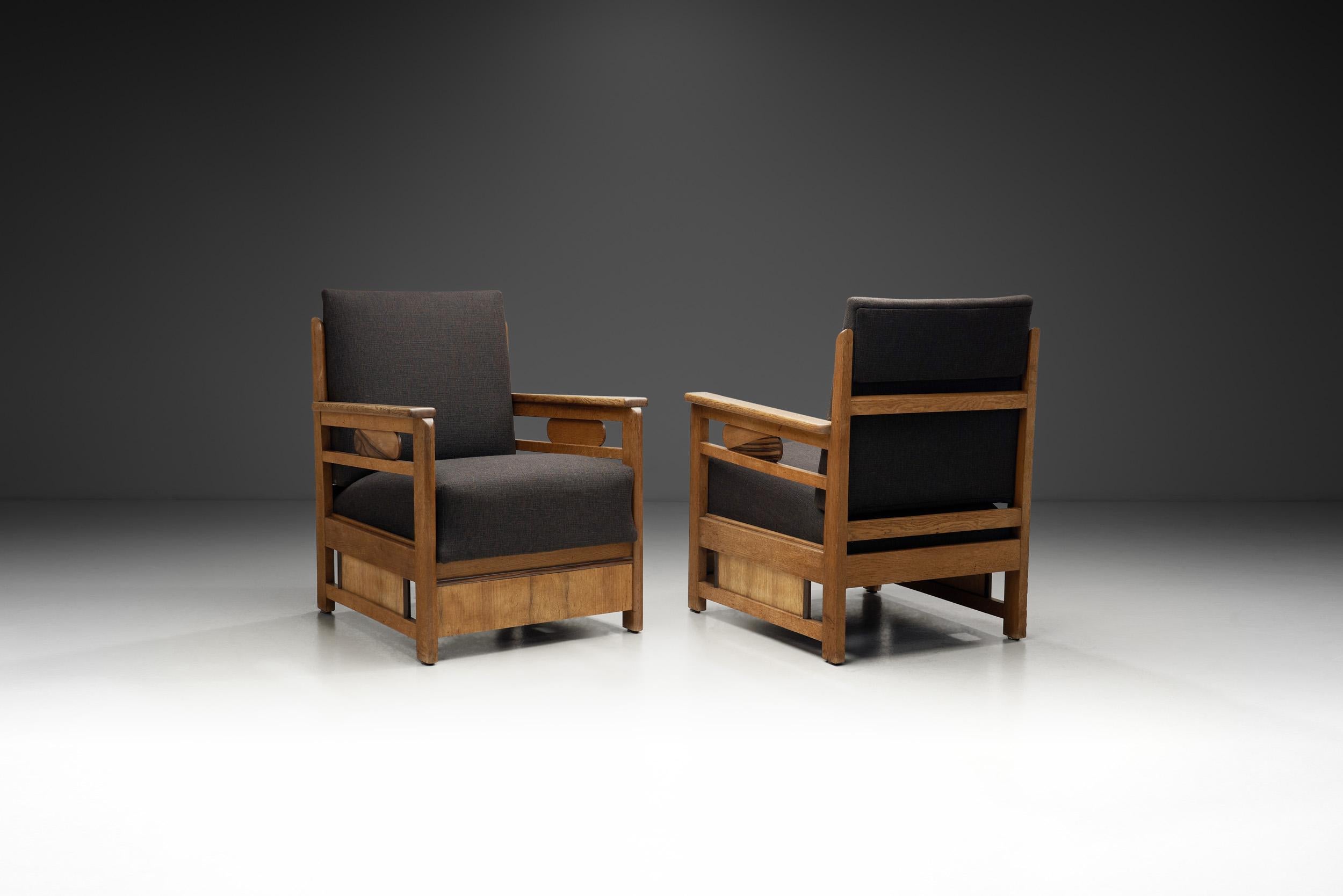 Cette élégante paire de fauteuils incarne les principes de conception distinctifs du mouvement de l'école de La Haye, qui a vu le jour aux Pays-Bas au début du XXe siècle. Réputé pour son mélange d'influences modernistes et traditionnelles, ce style