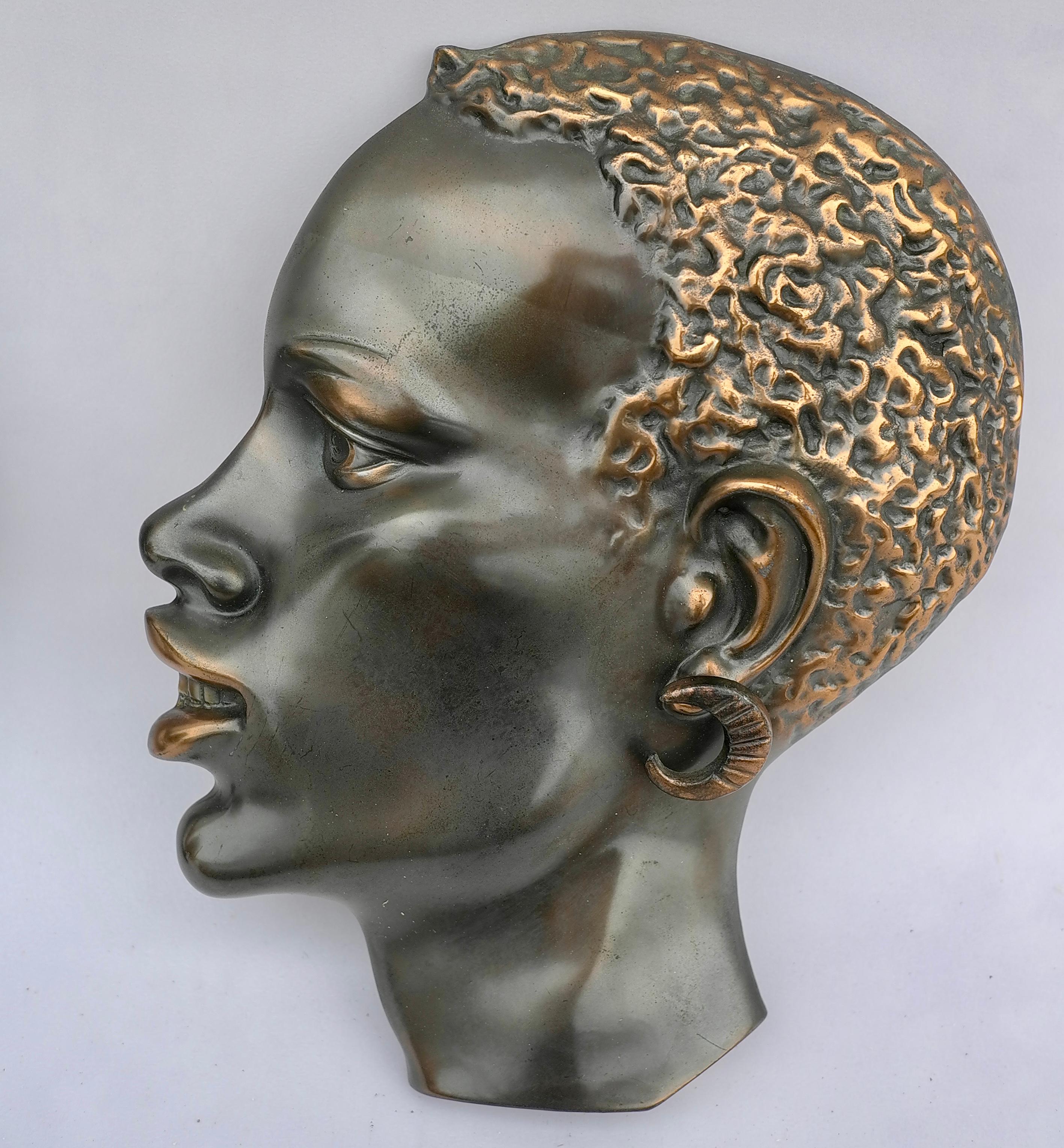 Paar afrikanische weibliche Kopfe aus Bronze im Hagenauer-Stil, Wandschmuck (Moderne der Mitte des Jahrhunderts) im Angebot