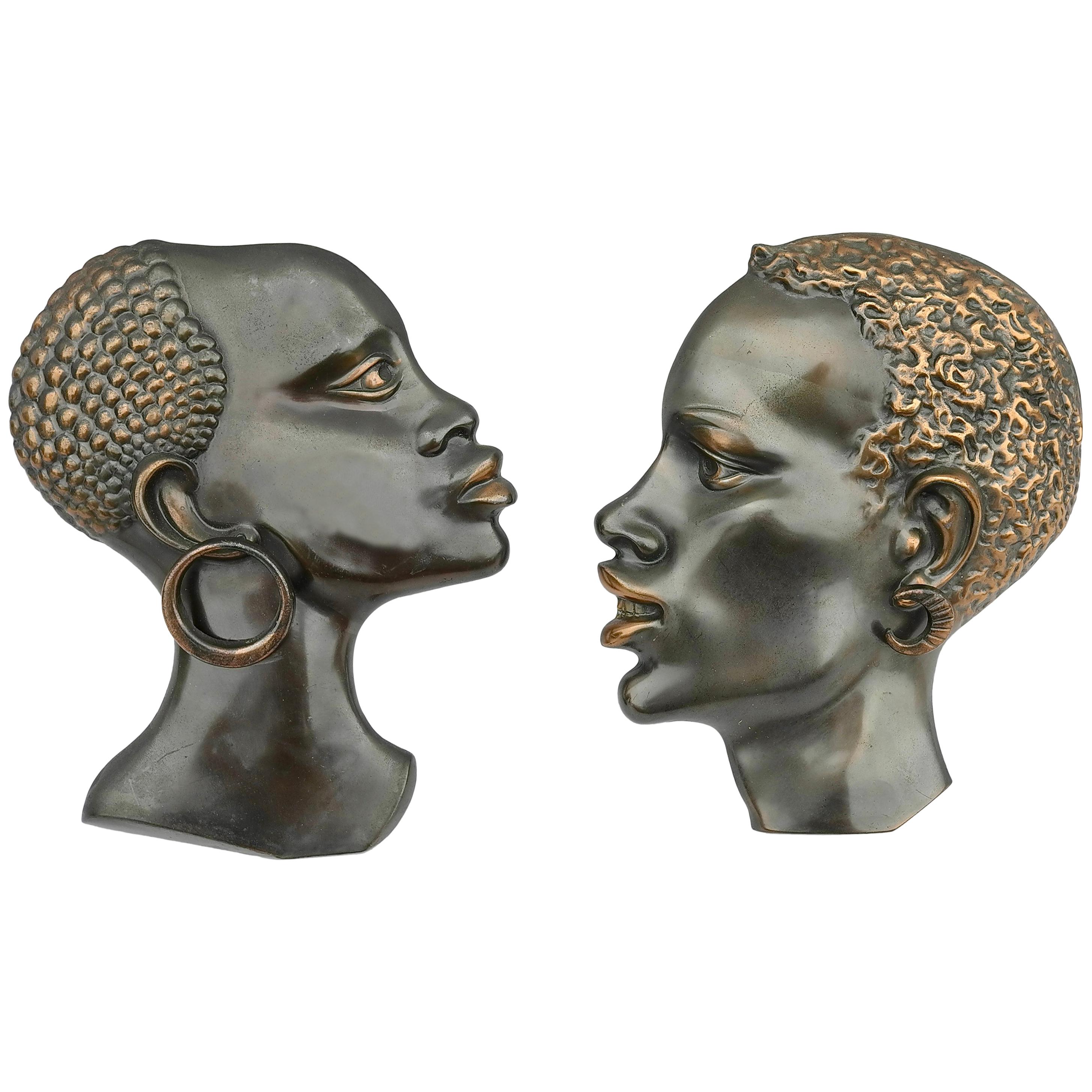 Paire de têtes de femmes africaines en bronze de style Hagenauer, décoration murale