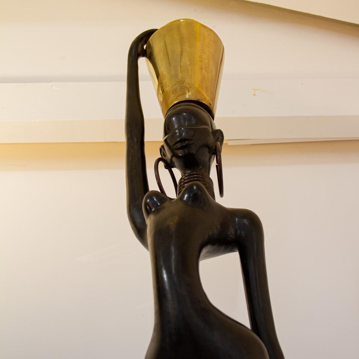 Coppia di figure nubiane in stile Hagenauer, anni '70 In condizioni buone in vendita a Donhead St Mary, Wiltshire