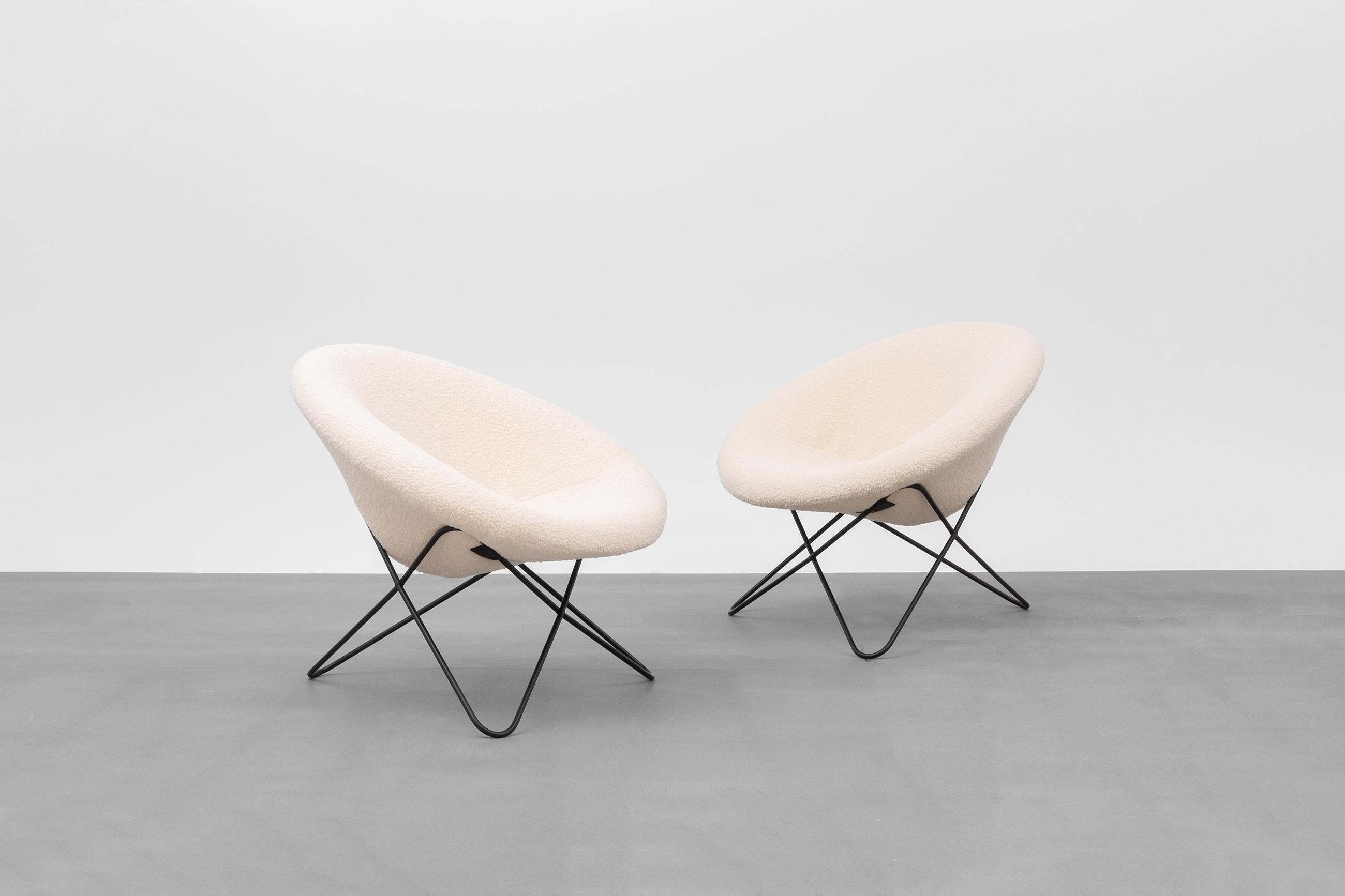Fantastic pair of hairpin chairs, France, 1950s. Very nice bold design on black lacquered metal frame. The chairs are reupholstered in a nice warm off-white bouclé fabric, the foam inside is also renewed. Very comfortable.
Published in the book