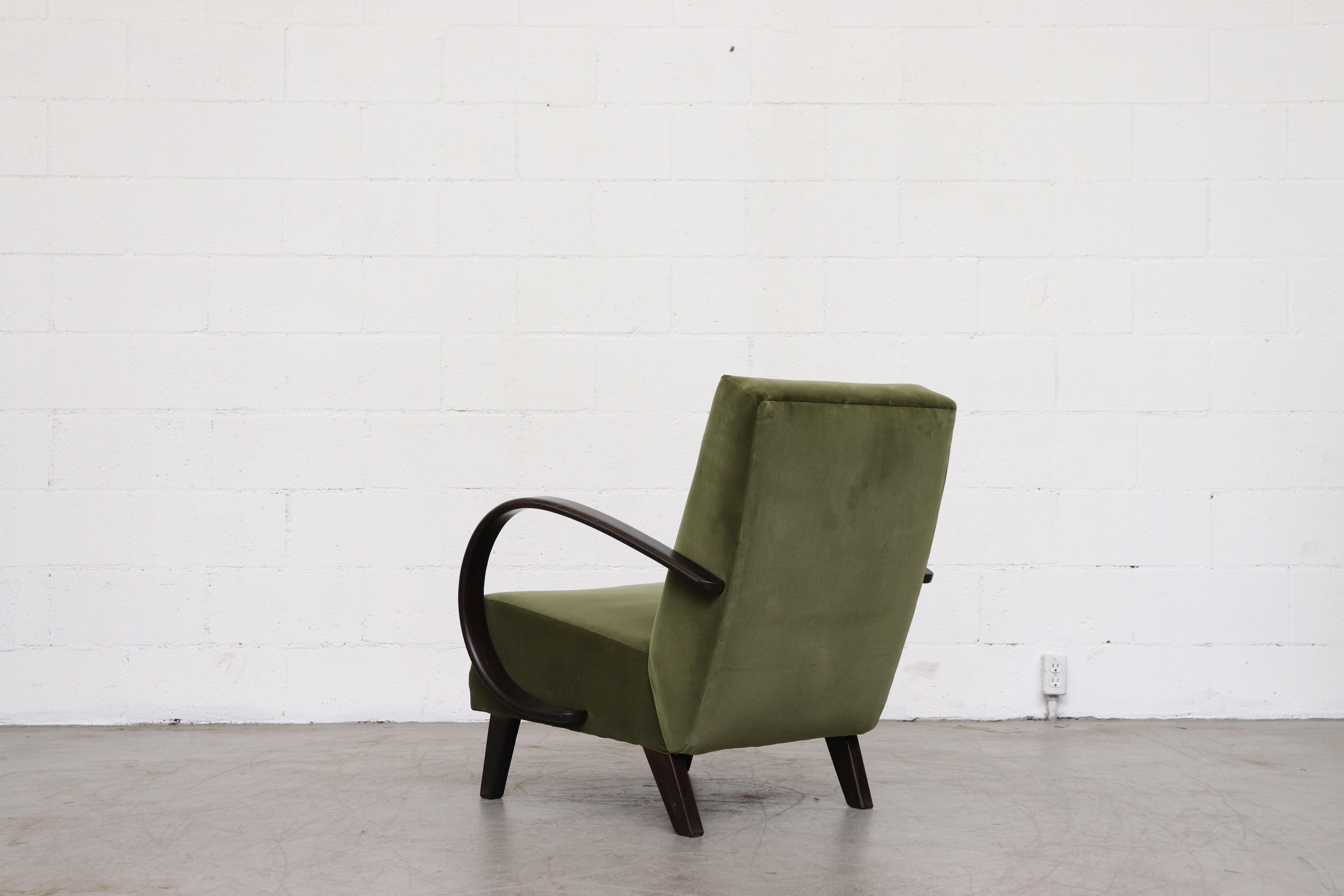 Pair of Halabala Attributed Olive Velvet Lounge Chairs (Mitte des 20. Jahrhunderts)