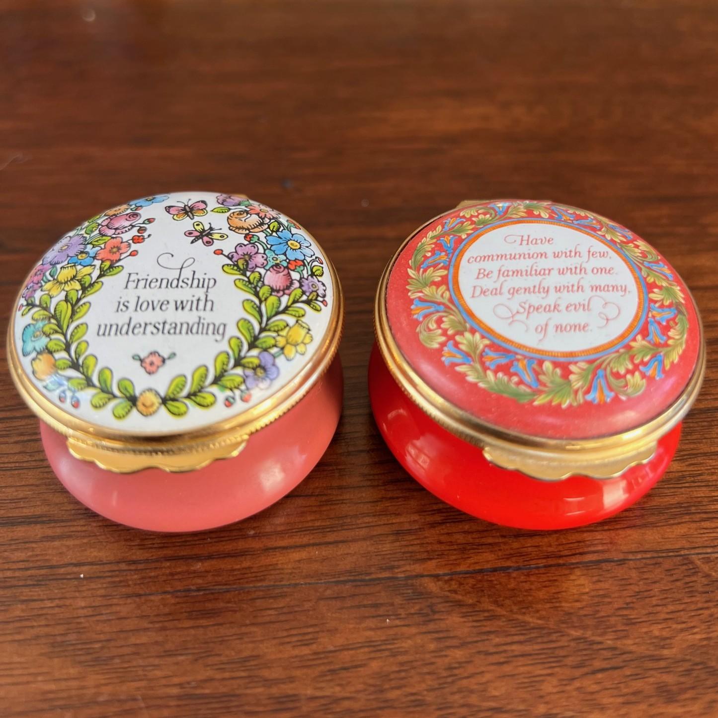 Pareja de cajas de esmalte Halcyon Days - Citas de amistad y sabiduría - Coleccionables pintadas a mano

Este exquisito par de cajas de esmalte Halcyon Days presenta preciosos diseños decorados a mano con citas inspiradoras sobre la amistad y la