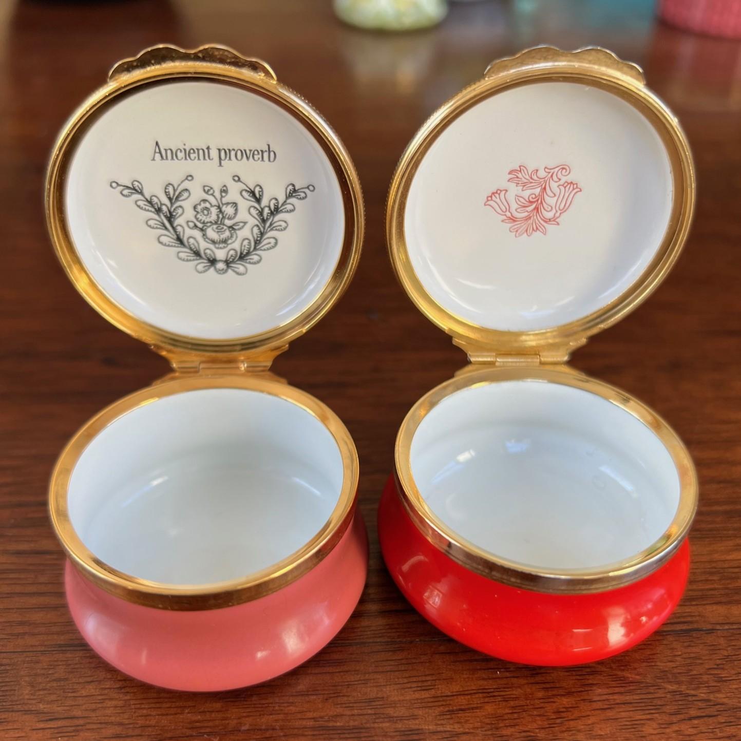 Par de Cajas de Esmalte Halcyon Days - Citas de Amistad y Sabiduría - Pintadas a Mano Victoriano en venta