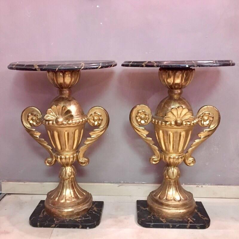 Retables en bois doré du XIXe siècle transformés au XXe siècle en tables demi-rondes, le plateau et la base étant décorés d'un effet de faux marbre. 
La magnifique dorure à la feuille d'or a sa patine d'origine.



 
