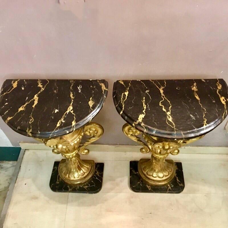 Néoclassique Paire de tables demi-rondes en feuille d'or, fin du 19ème siècle en vente