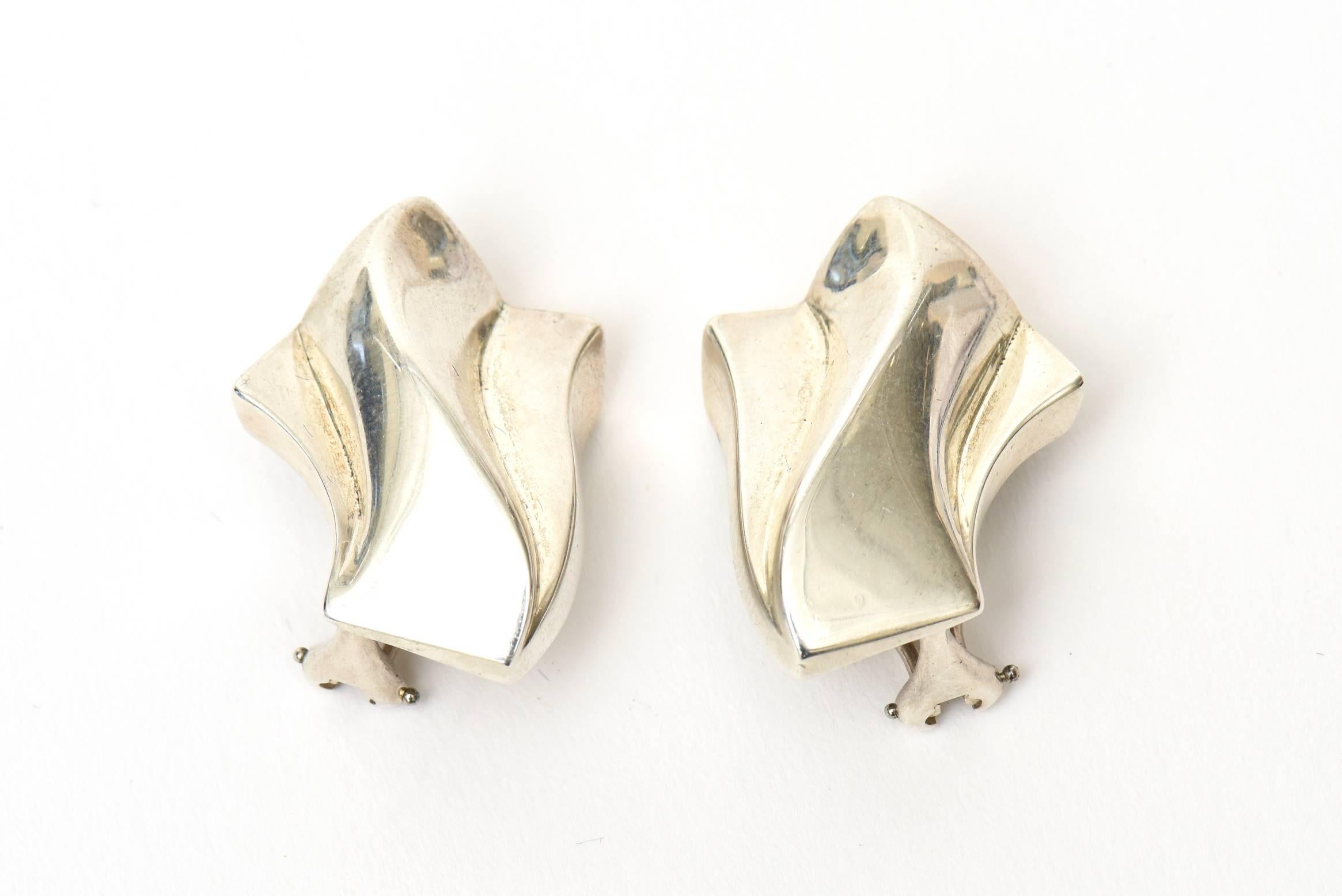 These sculptural pair of hallmarked Tiffany sterling silver clip on earrings are very versatile. They are hallmarked as follows: 1982 Tiffany and Co Sterling.
They are dated 1982. These can go day to evening and are always modernist and classic.