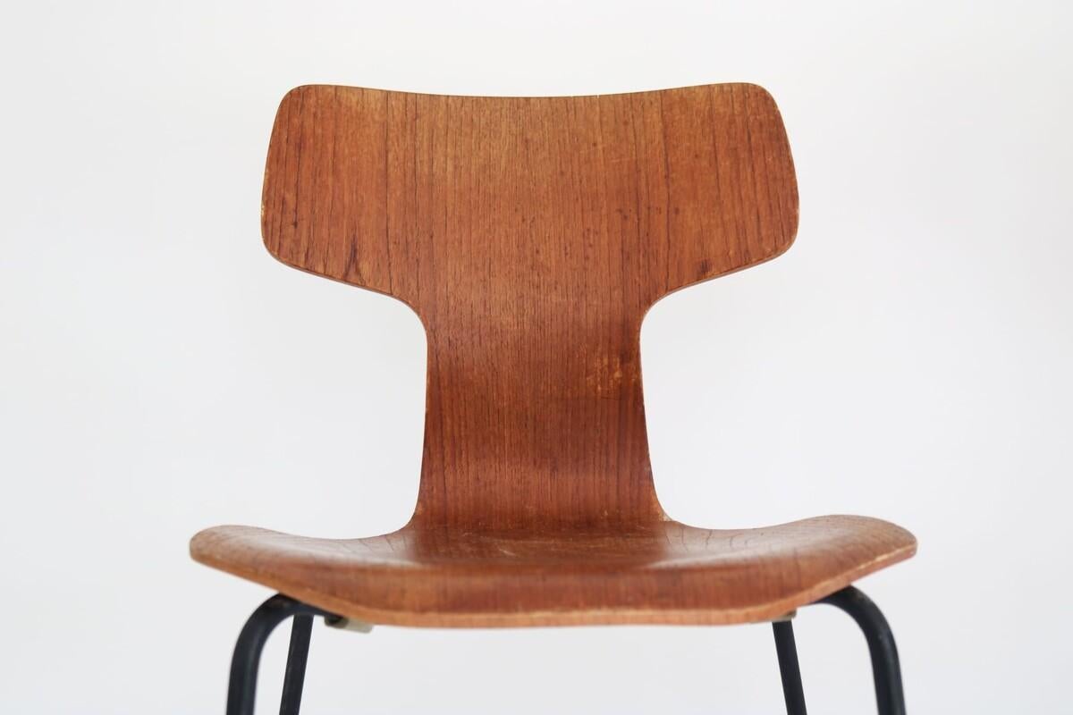 Pair or chairs model Hammer 1303 by Arne Jacobsen for Fritz Hansen, made in Denmark in the 1960's. An attribution mark can be found at the bottom of the chair.